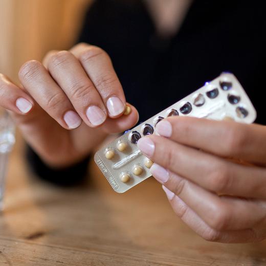 Image d'illustration: une femme prend une pilule contraceptive, en juillet 2010.