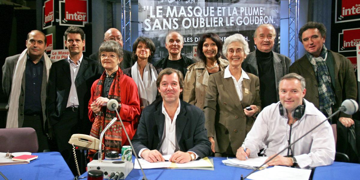 Le 13 novembre 2005, Jérôme Garcin (au centre) fêtait avec ses chroniqueurs les cinquante ans du «Masque et la plume». C'était, déjà à l'époque, un record de longévité pour une émission radiophonique. AFP PHOTO JEAN-PIERRE MULLER (Photo by JEAN-PIERRE MULLER / AFP)