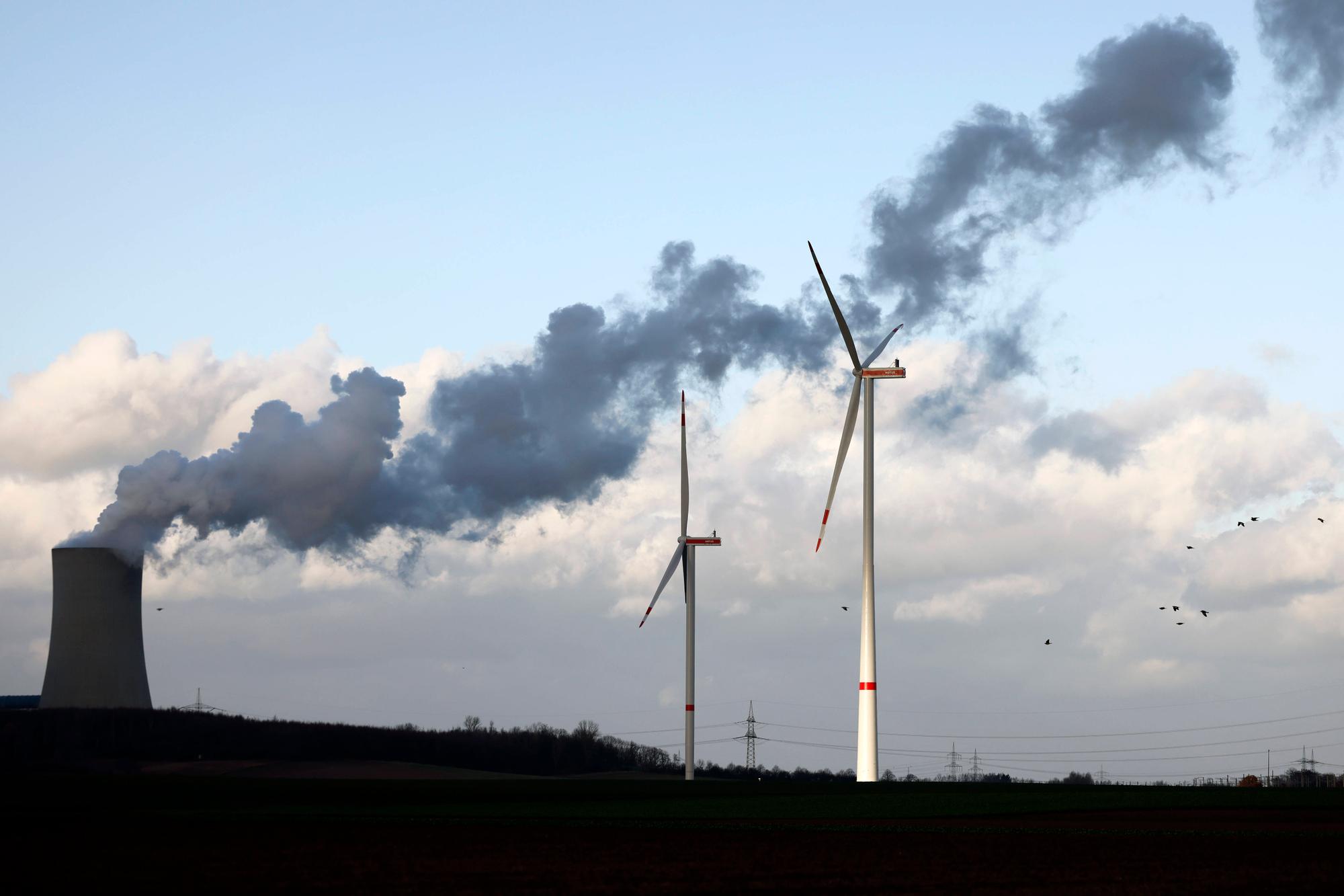 Impression vom RWE-Kraftwerk Bergheim Niederaußem. Das Kohlekraftwerk zieht seine Schwaden in die kalte Winterluft. In der Umgebung glänzen Strommasten, Windräder und Wolkenformationen in der kalten Wintersonne. Stadtwerke geben bekannt: Strompreise steigen für Privathaushalte 2024 um 32 Prozent. Grund ist eine Entscheidung der Bundesregierung, Gelder in Höhe von 5,5 Milliarden zur Stabilisierung der Netzentgelte zu streichen. Themenbild, Symbolbild. Bergheim, 26.12.2023 NRW Deutschland *** Impression of RWEs Bergheim Niederaussem power plant The coal-fired power plant billows out into the cold winter air In the surrounding area, electricity pylons, wind turbines and cloud formations gleam in the cold winter sun Municipal utilities a Copyright: xChristophxHardtx