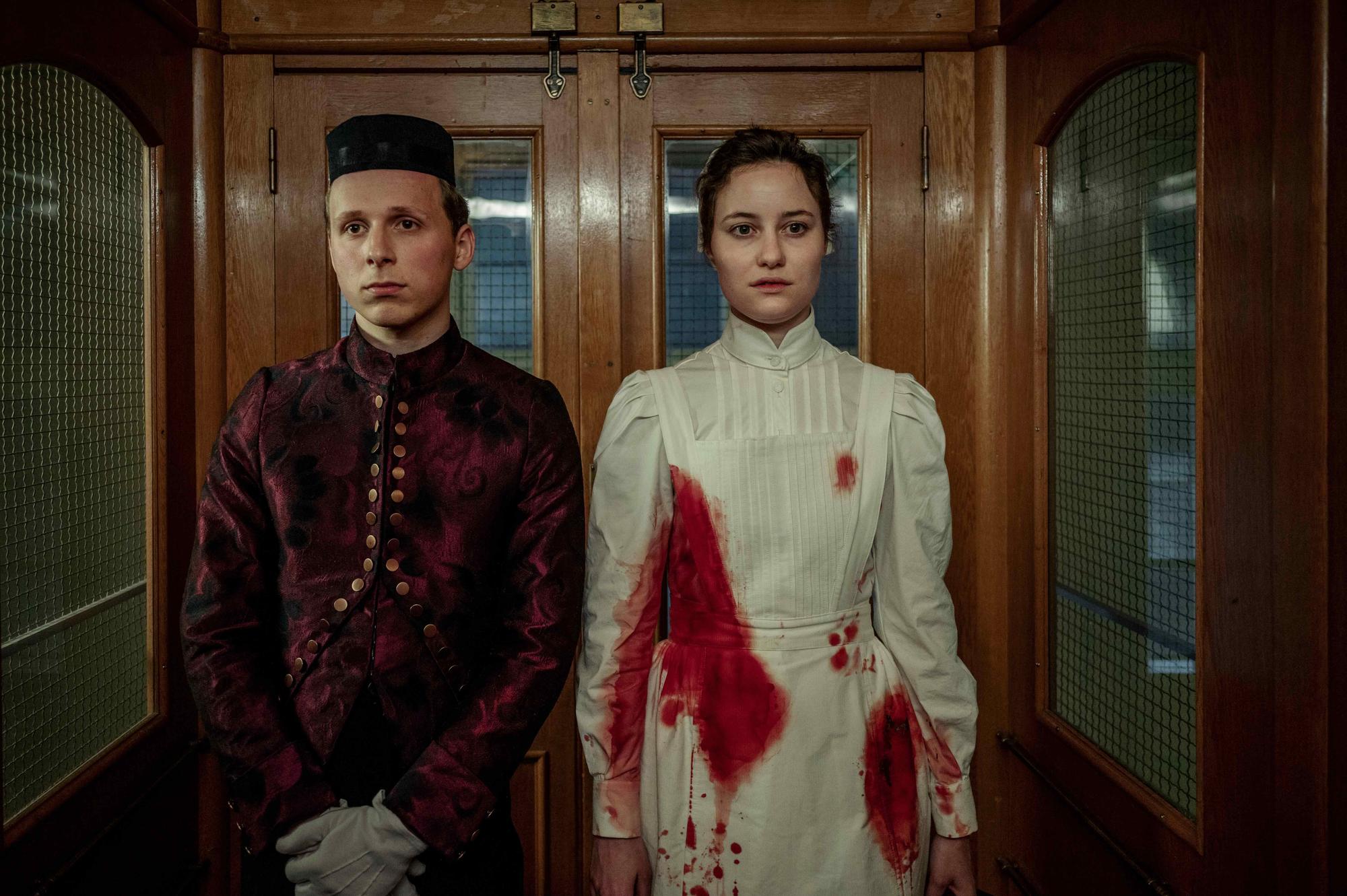 Davos 1917  Folge 1 Page Flurin (Michael Fünfschilling) erkundet sich nach Johanna Gabathulers (Dominique Devenport) Abend. Produktion: Contrast Film, Letterbox Filmproduktion In Ko-Produktion mit: SRF Schweizer Radio und Fernsehen, ARD Degeto, Amalia Film  Regie: Jan-Eric Mack, Anca Miruna Lăzărescu, Christian Theede Copyright: SRF/Pascal Mora