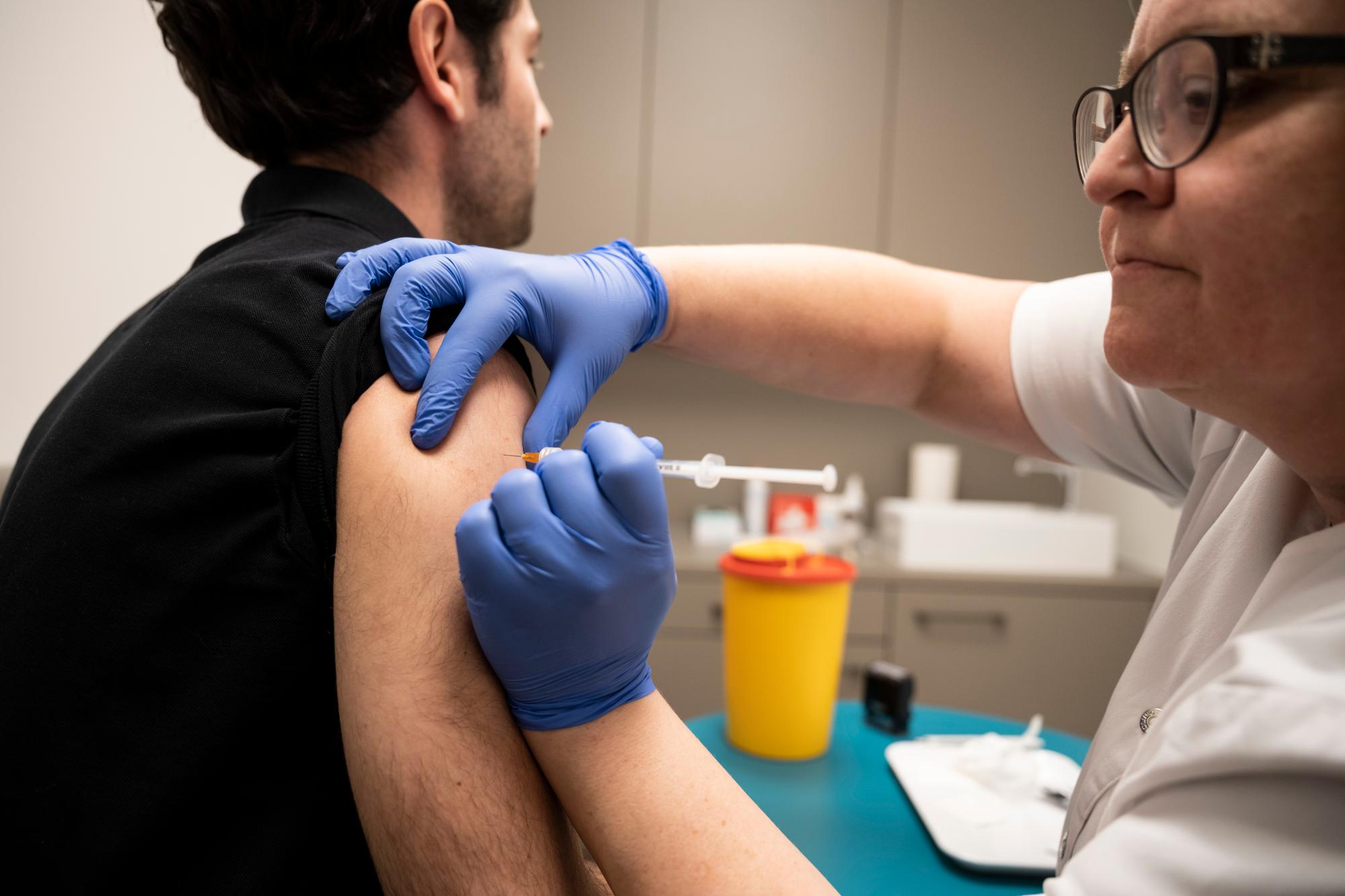 [Symbolbild / Gestellte Szene] Ein Apothekerin der Baeren Apotheke in Ostermundigen impft einen Kunden, fotografiert am Montag, 20. Februar 2023. (KEYSTONE/Christian Beutler)