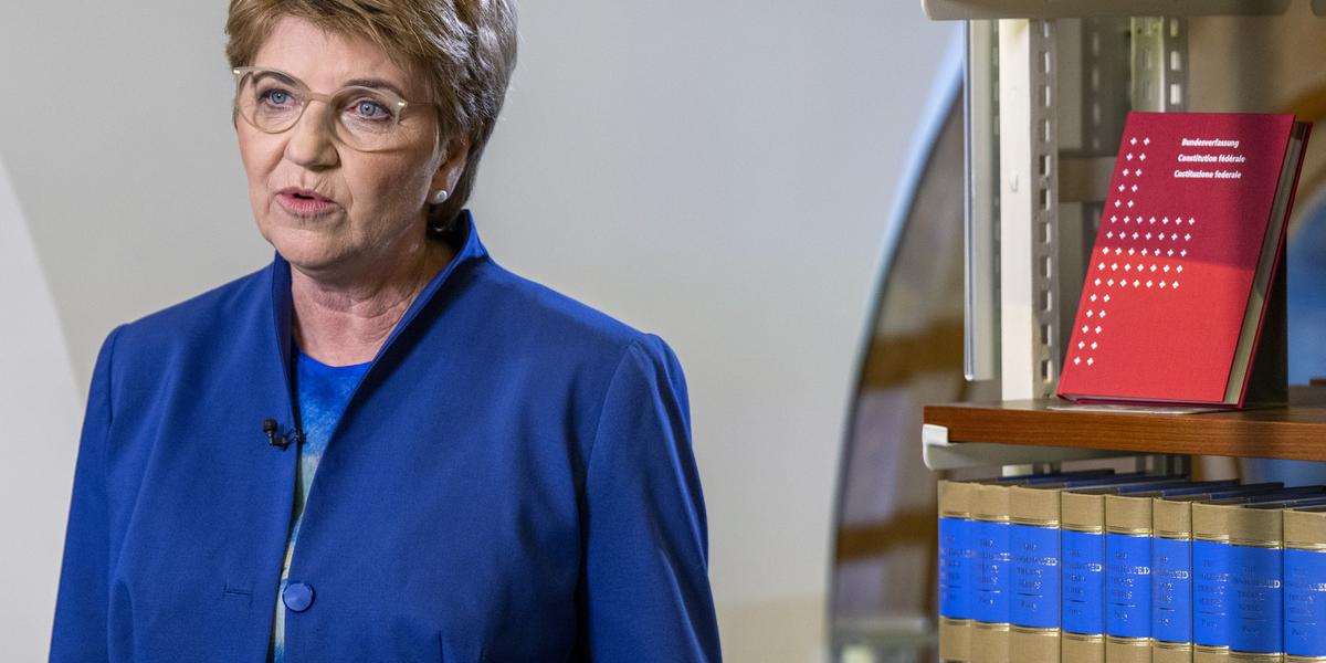 Bundespraesidentin Viola Amherd spricht anlaesslich der Aufzeichnung ihrer Neujahrsansprache in der Bundesbibliothek, am Mittwoch, 20. Dezember 2023, in Bern. (KEYSTONE/Peter Schneider)