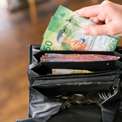 A waitress takes two fifty Swiss franc bills out of a her wallet, photographed in Zurich, Switzerland, on April 12, 2016. (KEYSTONE/Christian Beutler) Eine Serviceangestellte entnimmt zwei Fuenfzigernoten aus ihrem Serviceportemonnaie, aufgenommen in einem Restaurant am 12. April 2016 in Zuerich. (KEYSTONE/Christian Beutler)