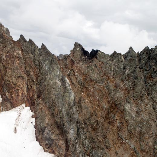 Die Unfallstelle in felsigem Gebiet der abgestuerzten F/A-18 auf dem Sustenpass, aufgenommen am Mittwoch, 31. August 2016. Beim Absturz eines F/A-18-Kampfjets im Sustengebiet ist der Pilot ums Leben gekommen. Der Berufsmilitaerpilot wurde am Mittwochmorgen an der Absturzstelle identifiziert, wie das Verteidigungsdepartement (VBS) mitteilte. Beim Opfer handelt es sich um einen 27-jaehrigen Piloten der Schweizer Luftwaffe, wie das VBS weiter schreibt. (KEYSTONE/Alexandra Wey)