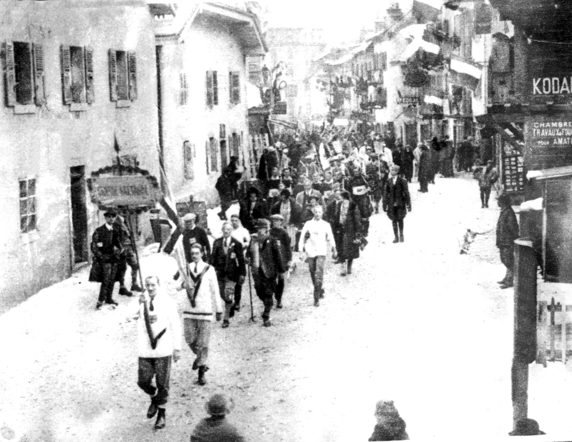 The Olympic Games, Olympische Spiele, Olympia, OS Winter Sports The first winter Olympic Games Winter Sports at Chamonix British competitors in the opening procession headed by their banner and union jack bearers 1924 Great Britain PUBLICATIONxINxAUSxGERxSUIxONLY Copyright: xTopFotox 0111769