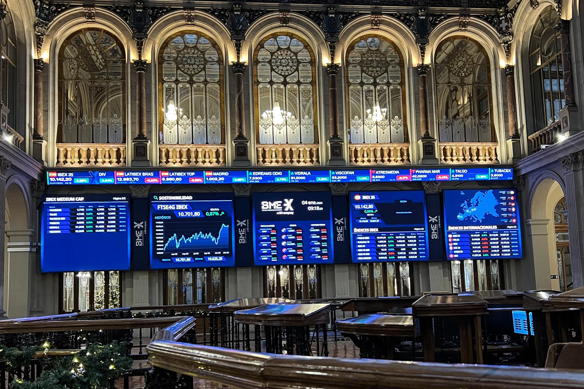 epa11056414 A screen displays a chart with the evolution on index IBEX 35 at Madrid Stock Exchange, in Madrid, Spain, 04 January 2024. The Spanish stock market recovered to the 10,100-point mark after the opening with a rise of 0.79 percent driven by large values ??and despite the fall on Wall Street the day before, according to data from the market. EPA/ALTEA TEJIDO