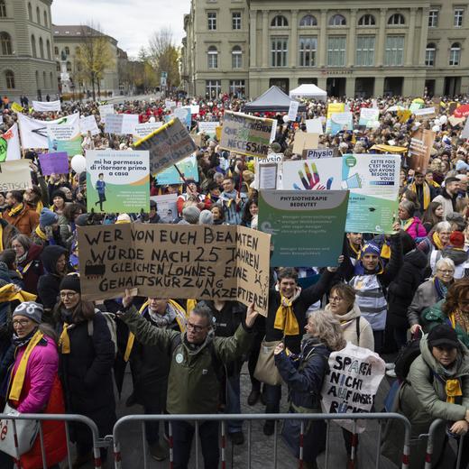 Mehrere Tausend Personen protestieren gegen den Vorschlag des Bundesrates, den Tarif fuer die Physiotherapie zu kuerzen, bei einer Kundgebung der Physiotherapeutinnen und Physiotherapeuten, am Freitag, 17. November 2023, auf dem Bundesplatz in Bern. (KEYSTONE/Peter Klaunzer)