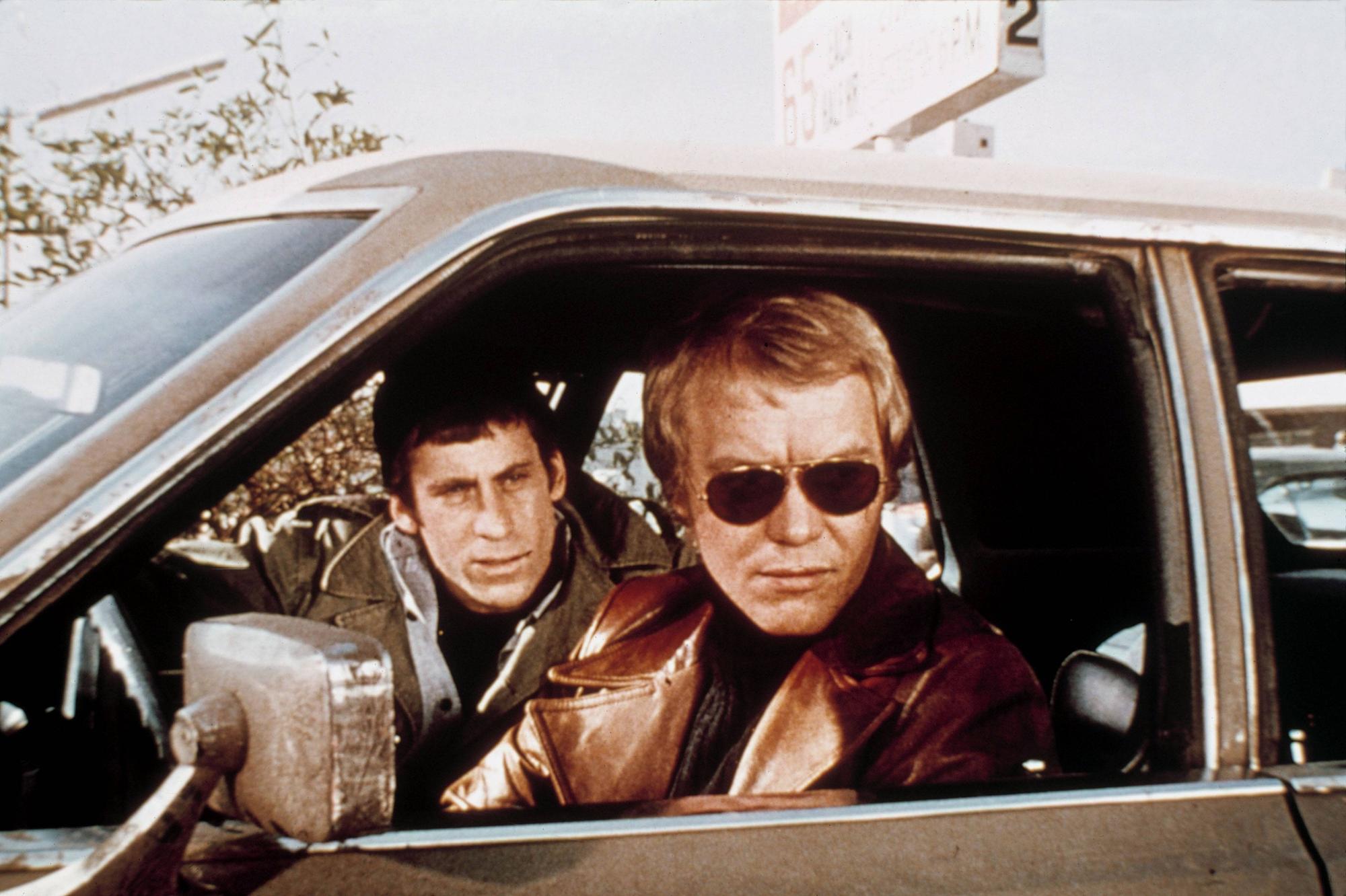 Dave Starsky (Paul Michael Glaser) et Ken «Hutch» Hutchinson (David Soul) dans une image emblématique de la série.