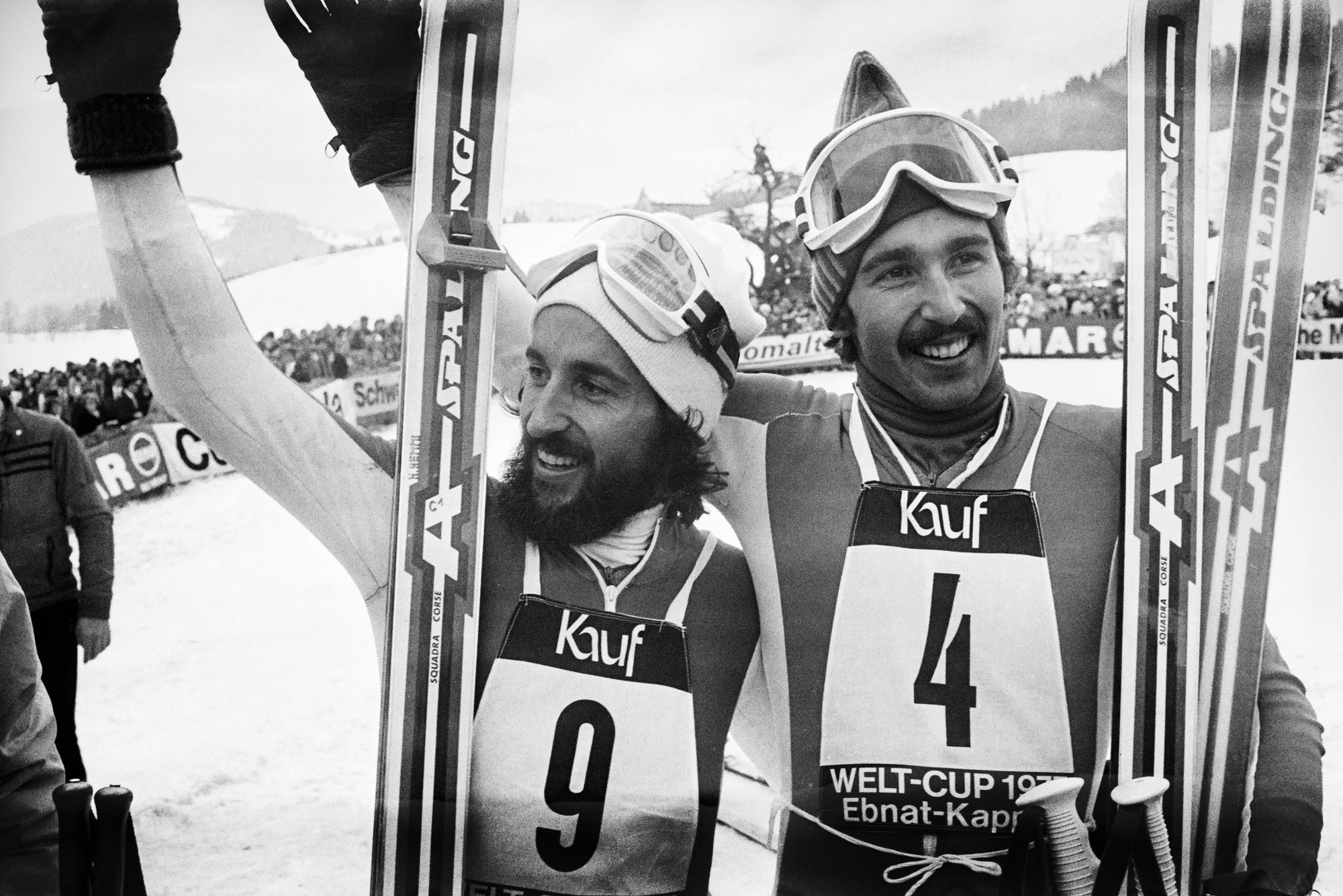 Der Skirennfahrer Heini Hemmi (1.), links, und sein Bruder Christian Hemmi (2.), rechts, die Sieger im Riesenslalom in Ebnat-Kappel am 2. Januar 1977. (KEYSTONE/PHOTOPRESS-ARCHIV/Str)