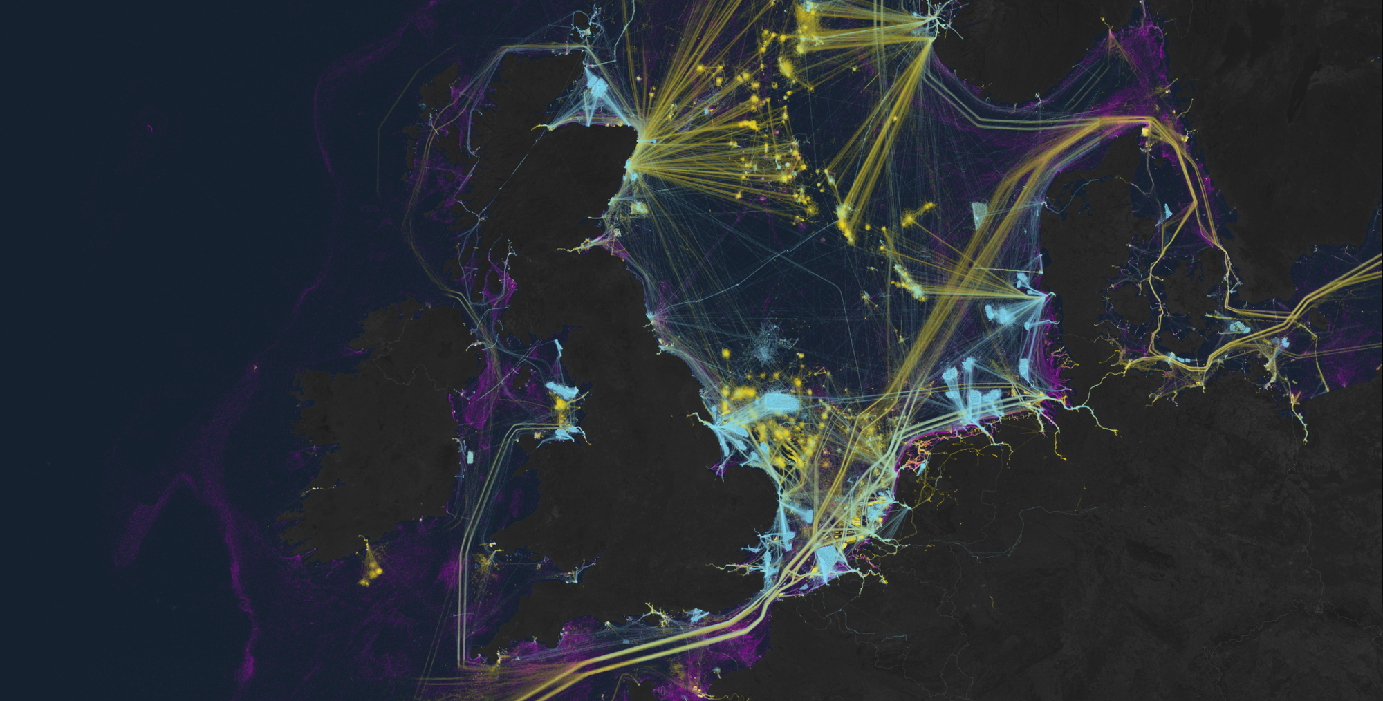 La mer du Nord est un haut lieu d'activité industrielle en mer. En jaune, les plateformes pétrolières, les tankers et navires associés. En bleu, les éoliennes et leurs navires de construction et de maintenance. En mauve les bateaux de pêche et en blanc les autres navires.
