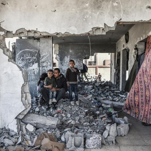 RAFAH, GAZA - JANUARY 5: Palestinian Mahmoud Abu Dorra, who lost his wife during the Israeli attacks, is seen with his 4 children among the rubbles of a ruined building, where the family take refugee after leaving their home, in Rafah, Gaza on January 5, 2024. Even though having difficulty in providing food, Dorra shows efforts to make his children not feel the lack of maternal affection and to ensure their safety. Abed Zagout / Anadolu (Photo by Abed Zagout / ANADOLU / Anadolu via AFP)