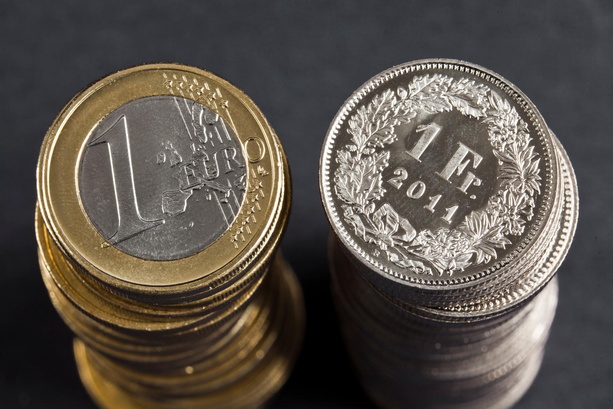Coins of 1 Euro (left) and coins of 1 Swiss Franc (right), pictured on July 21, 2011. (KEYSTONE/Martin Ruetschi)