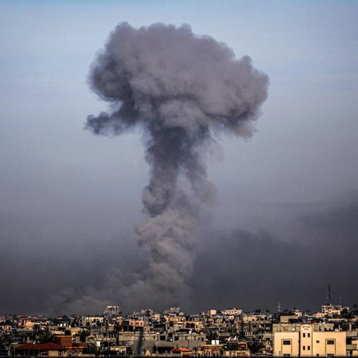08 January 2024, Palestinian Territories, Khan Yunis: Smoke rises after an Israeli air strike on the city of Khan Yunis. Photo: Abed Rahim Khatib/dpa (KEYSTONE/DPA/Abed Rahim Khatib)