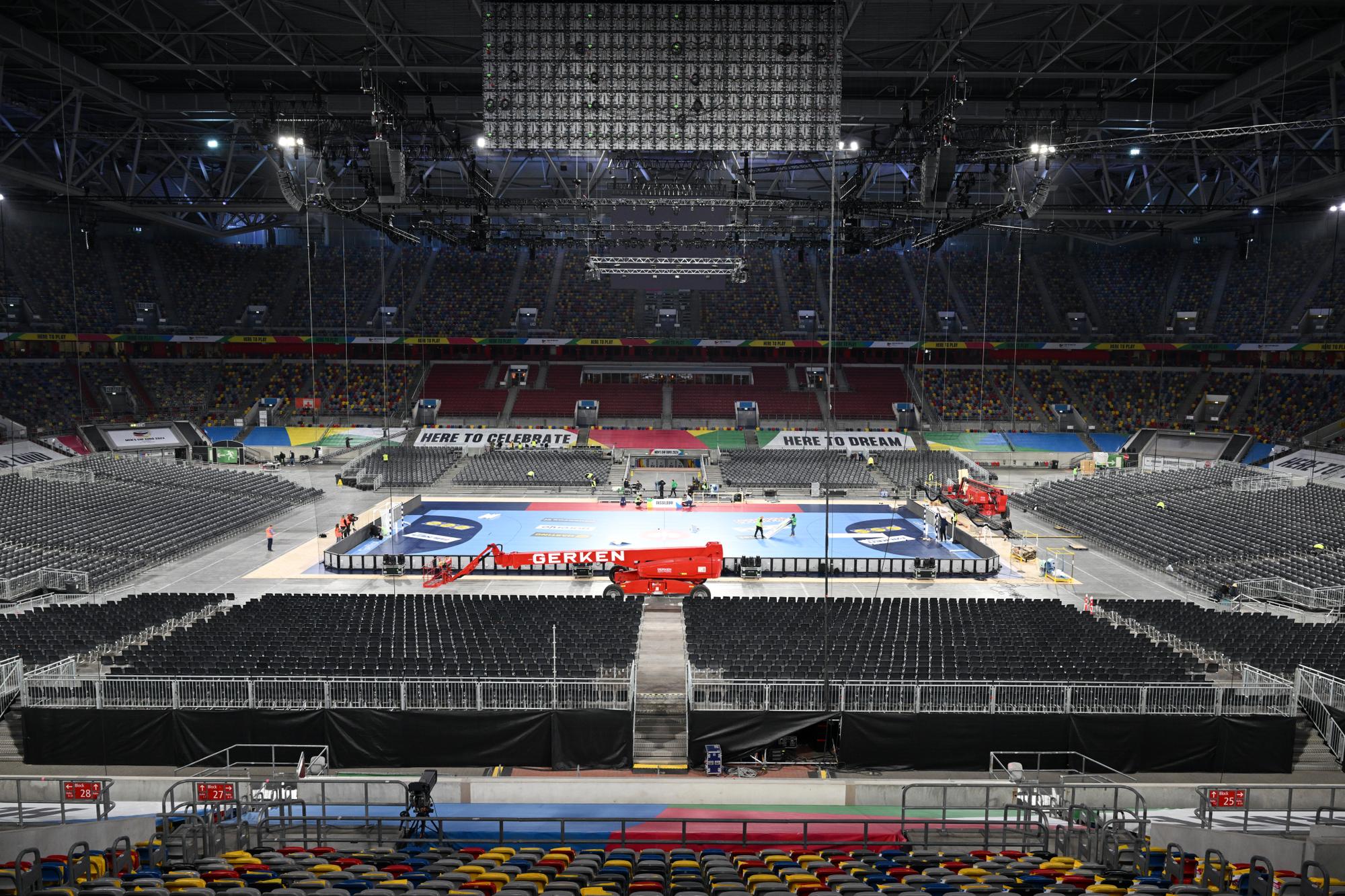 08.01.2024, Nordrhein-Westfalen, Düsseldorf: In der Merkur Spiel-Arena wird das Spielfeld für das Eröffnungsspiel der Handball-Europameisterschaft montiert. Am 10.01.2024 findet das Eröffnungsspiel der Handball-Europameisterschaft statt. (zu dpa: «EM-Spektakel: Fußball-Arena wird zum Handball-Tempel») Foto: Federico Gambarini/dpa +++ dpa-Bildfunk +++