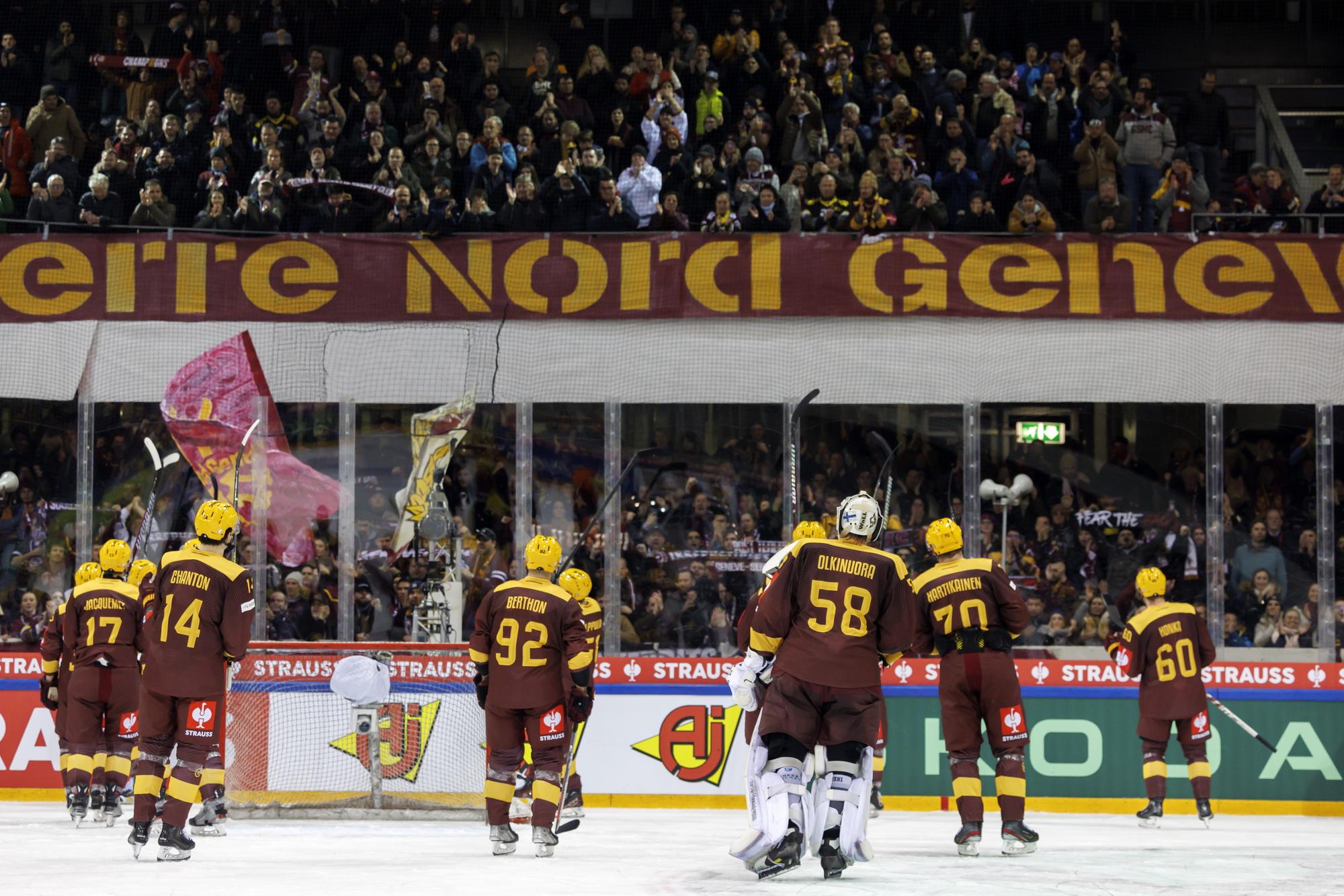 epa11066638 Geneve-Servette's players wave to their supporters after their draw in the Champions Hockey League semifinal game between Geneve-Servette HC and Lukko Rauma, in Geneva, Switzerland, 09 January 2024. EPA/SALVATORE DI NOLFI