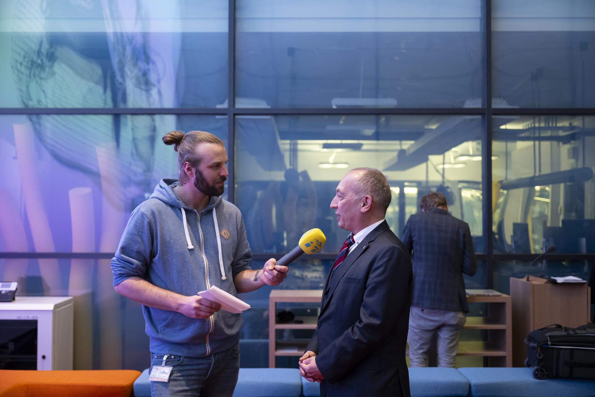 Bernard Maissen, Direktor des BAKOM, rechts, spricht mit ein Journalist von Radio BeO, nach einer Medienkonferenz ueber die Erteilung von Konzessionen fuer Lokalradios und Regionalfernsehen, am Donnerstag, 11. Januar 2024 in Bern. (KEYSTONE/Anthony Anex)