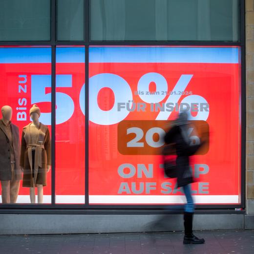 10.01.2024, Nordrhein-Westfalen, Bonn: Eine Reklameanzeige im Schaufenster des Kaufhauses Peek & Cloppenburg in der Innenstadt. Foto: Thomas Banneyer/dpa +++ dpa-Bildfunk +++ (KEYSTONE/DPA/Thomas Banneyer)