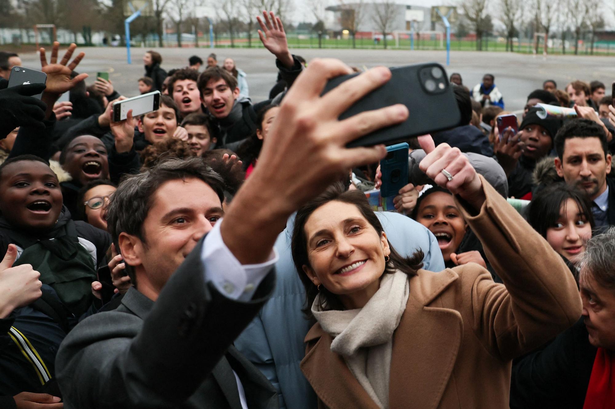 Gabriel Attal et Amélie Oudéa-Castéra le 12 janvier dans un collège d'Andresy, en banlieue parisienne.
