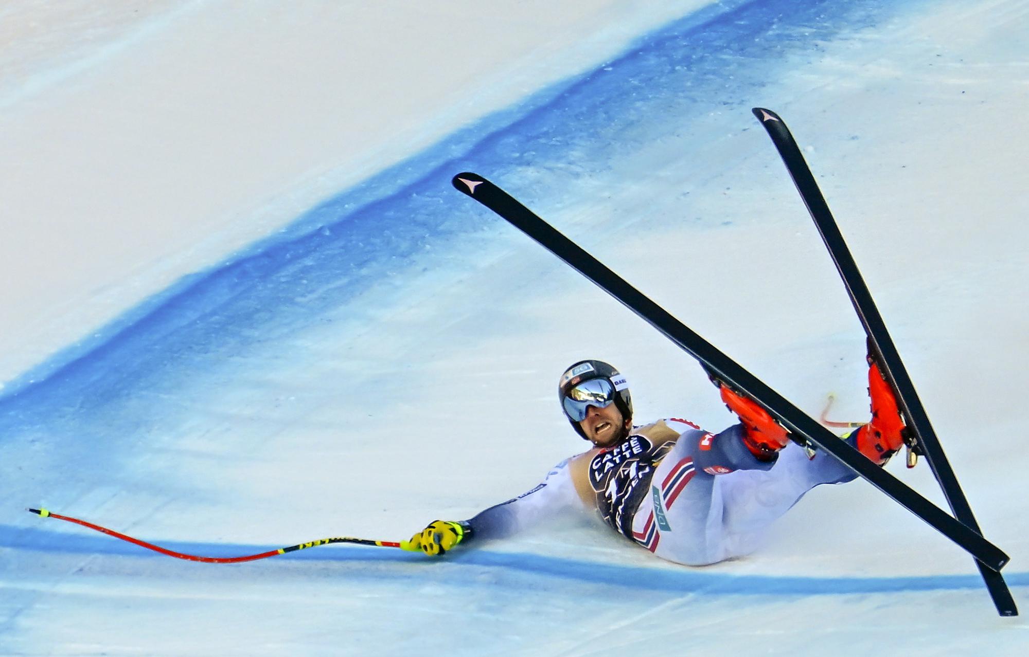 epaselect epa11073286 Aleksander Aamodt Kilde of Norway crashes during the Men's downhill race at the FIS Alpine Skiing World Cup in Wengen, Switzerland, 13 January 2024. EPA/PETER SCHNEIDER