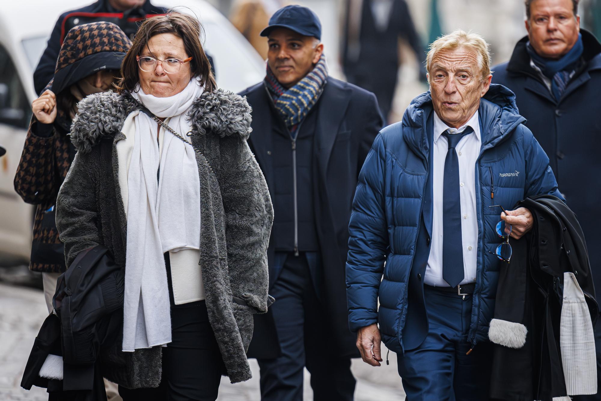 epa11078857 Yael Hayat (2-L) and Robert Assael (2-R), lawyers of the accused, arrive at the court house with their clients Ajay Hinduja (3-R) and his wife Namrata (L) of the Hinduja Indian billionaire family, charged with human traficking and usury, on the opening day of their trial in Geneva, Switzerland, 15 January 2024. The defendants are accused of exploiting domestic helpers. EPA/VALENTIN FLAURAUD