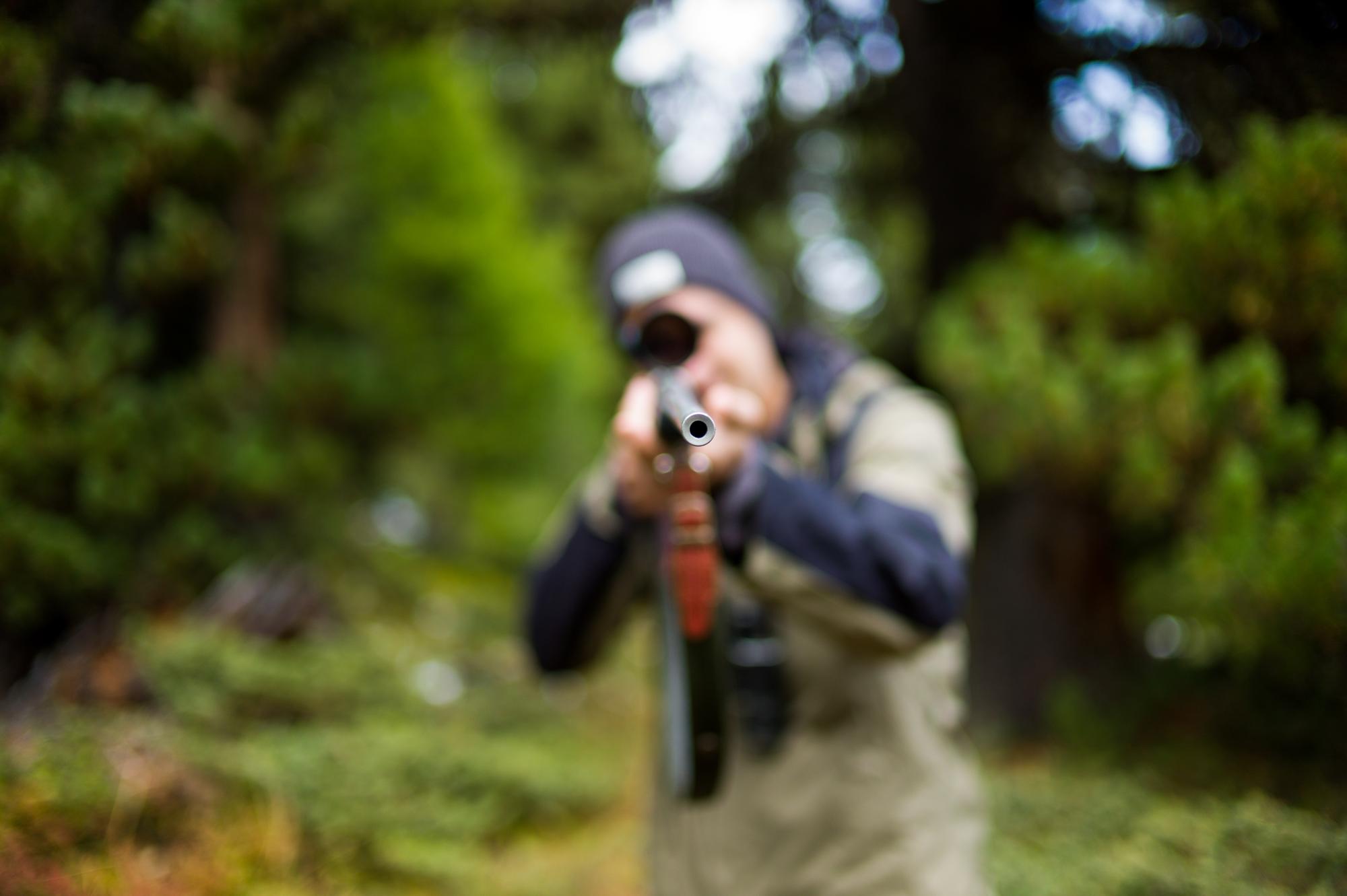 Un chasseur traque le gibier a Siviez, ce lundi 18 septembre 2017 en Valais. La chasse a debuter le 18 septembre 2017.(KEYSTONE/Olivier Maire)