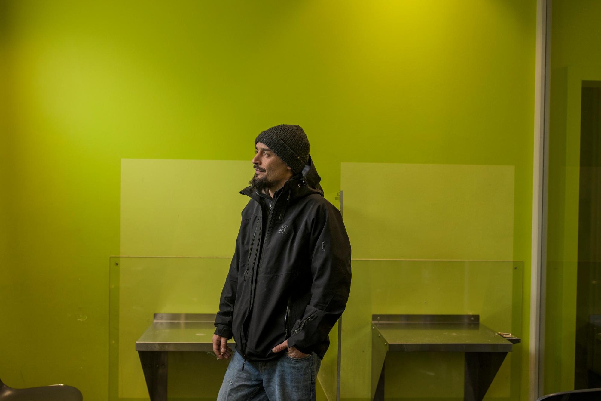 Olivier employé du Quai 9, dans les locaux pour les toxicomanes. Genève. 15.1.2024. Eddy Mottaz / Le Temps