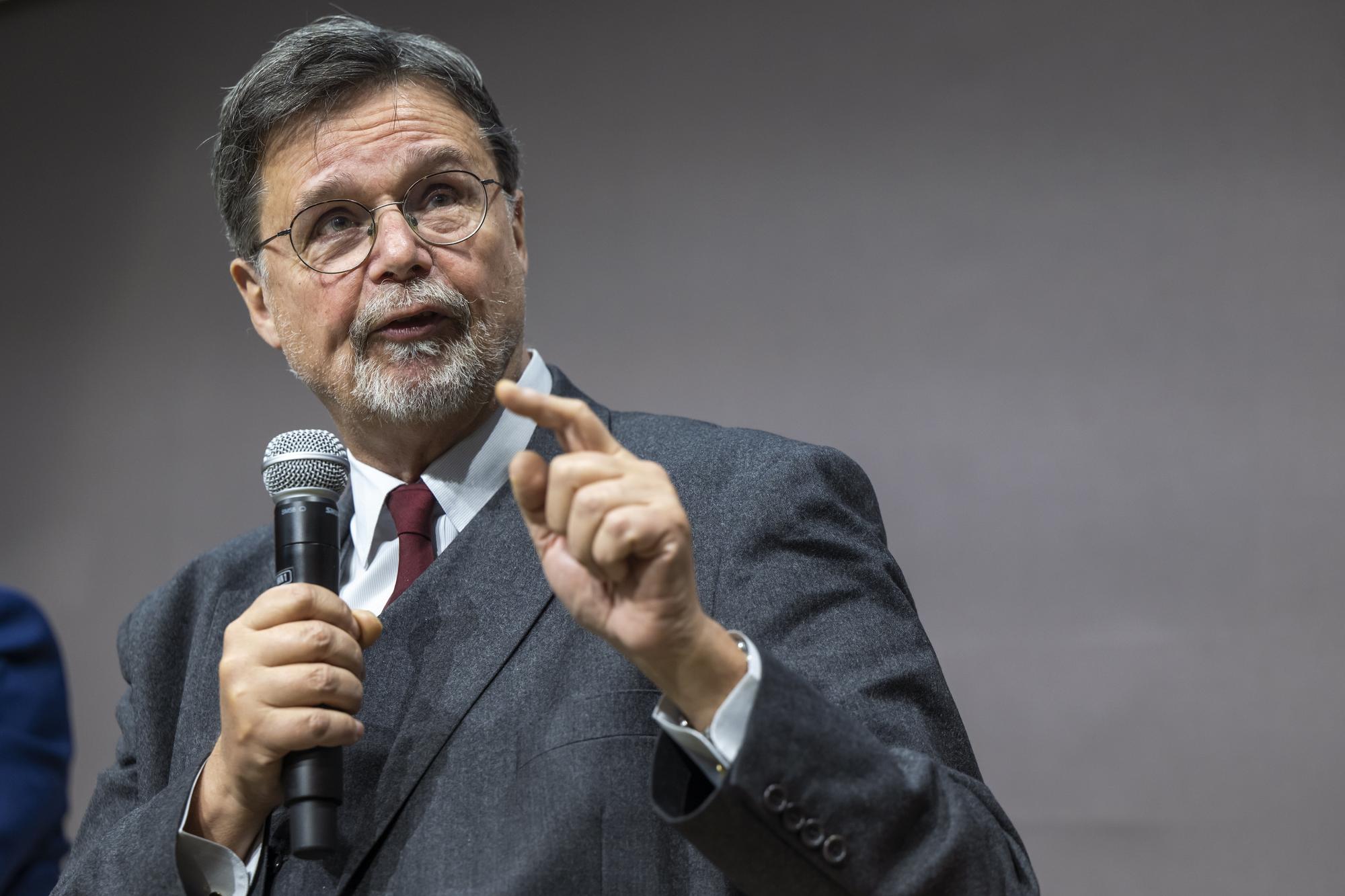 Robert Cramer, president de la Fondation Praille-Acacias-Vernets, s'exprime, lors de la presentation de la nouvelle politique d'attribution des terrains de la Fondation Praille-Acacias-Vernets (PAV), ce mercredi 17 janvier 2024 a Geneve. (KEYSTONE/Martial Trezzini)