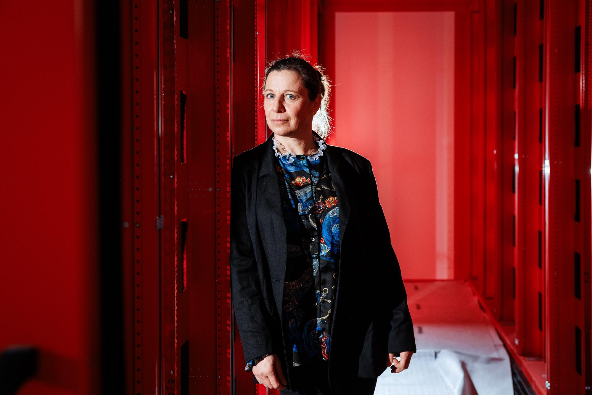 Martine Margairaz, cheffe du Service informatique de l'Etat de Neuchâtel dans le nouveau centre de données en construction. Neuchâtel, le 16 janvier 2024.