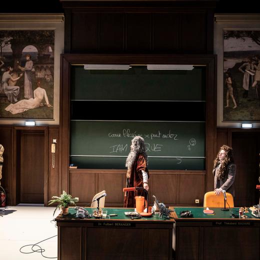 Le scénographe Thibaut Fack a conçu pour Christophe Honoré une salle de classe surréaliste où s'illustrent les comédiens Sylvain Debry, Julien Honoré et Jean-Charles Clichet.