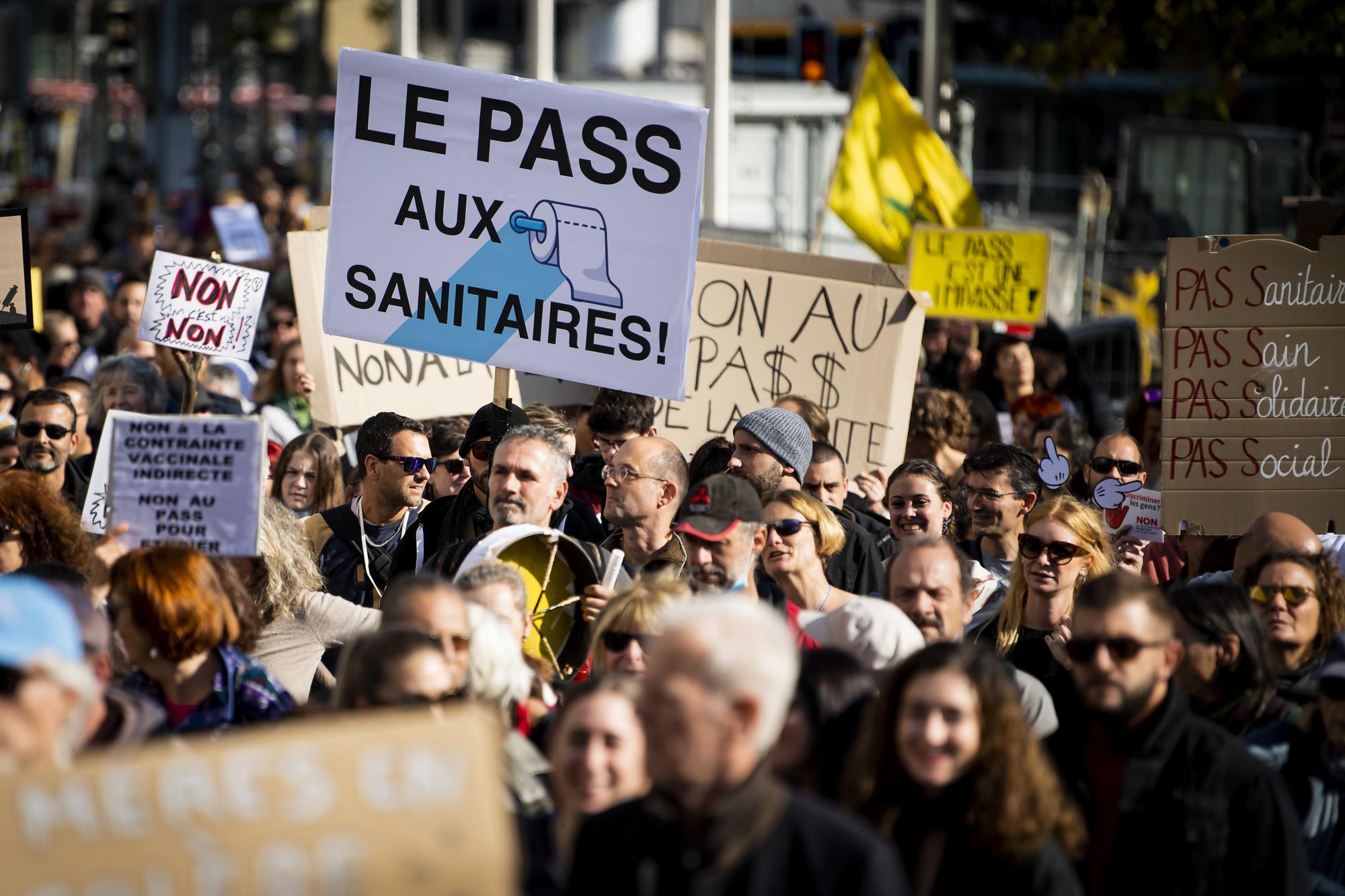 Des personnes manifestent lors d'un rassemblement "Non au pass sanitaire et a la restriction de nos libertes" le samedi 16 octobre 2021 a Lausanne. (KEYSTONE/Jean-Christophe Bott)