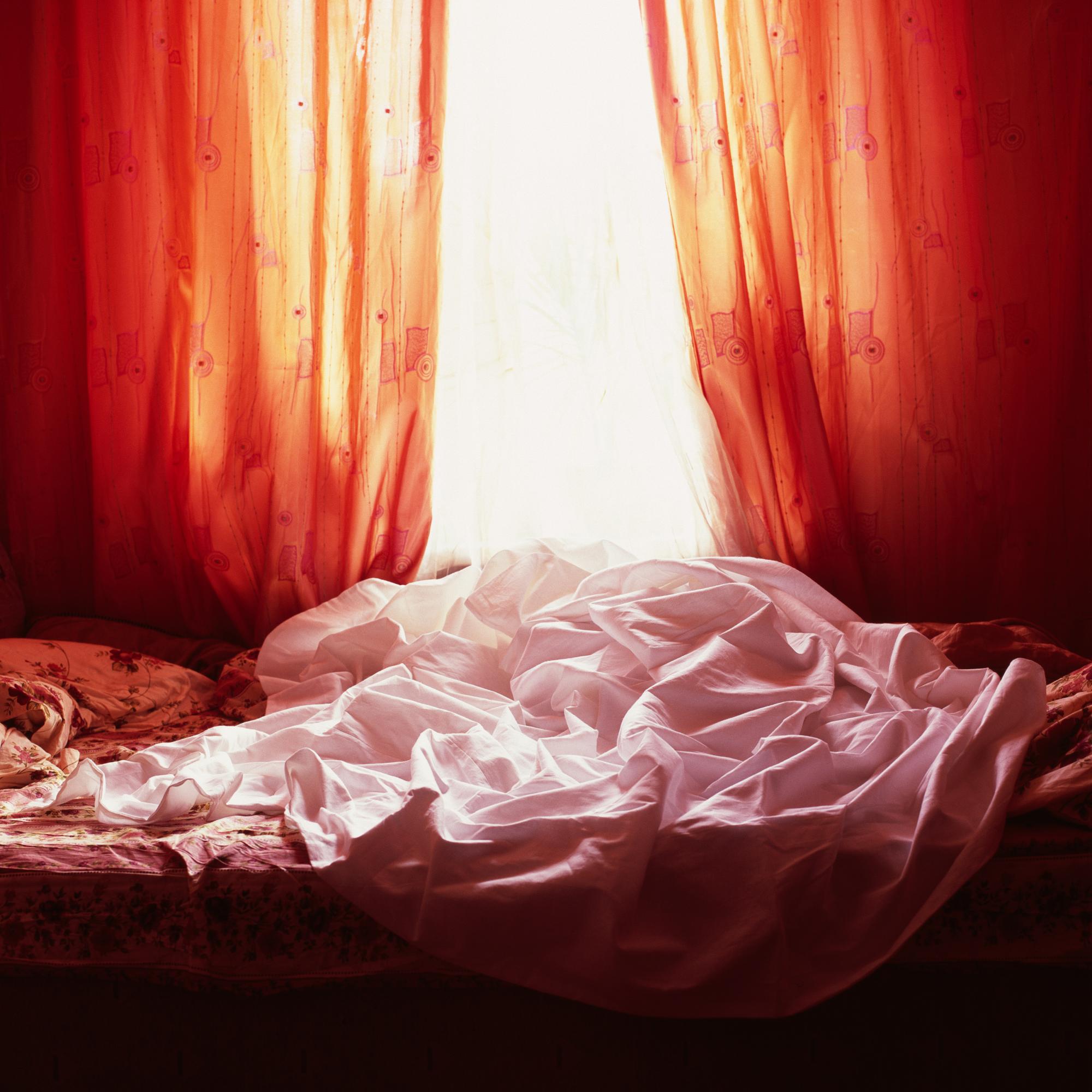 drap blanc sur un lit