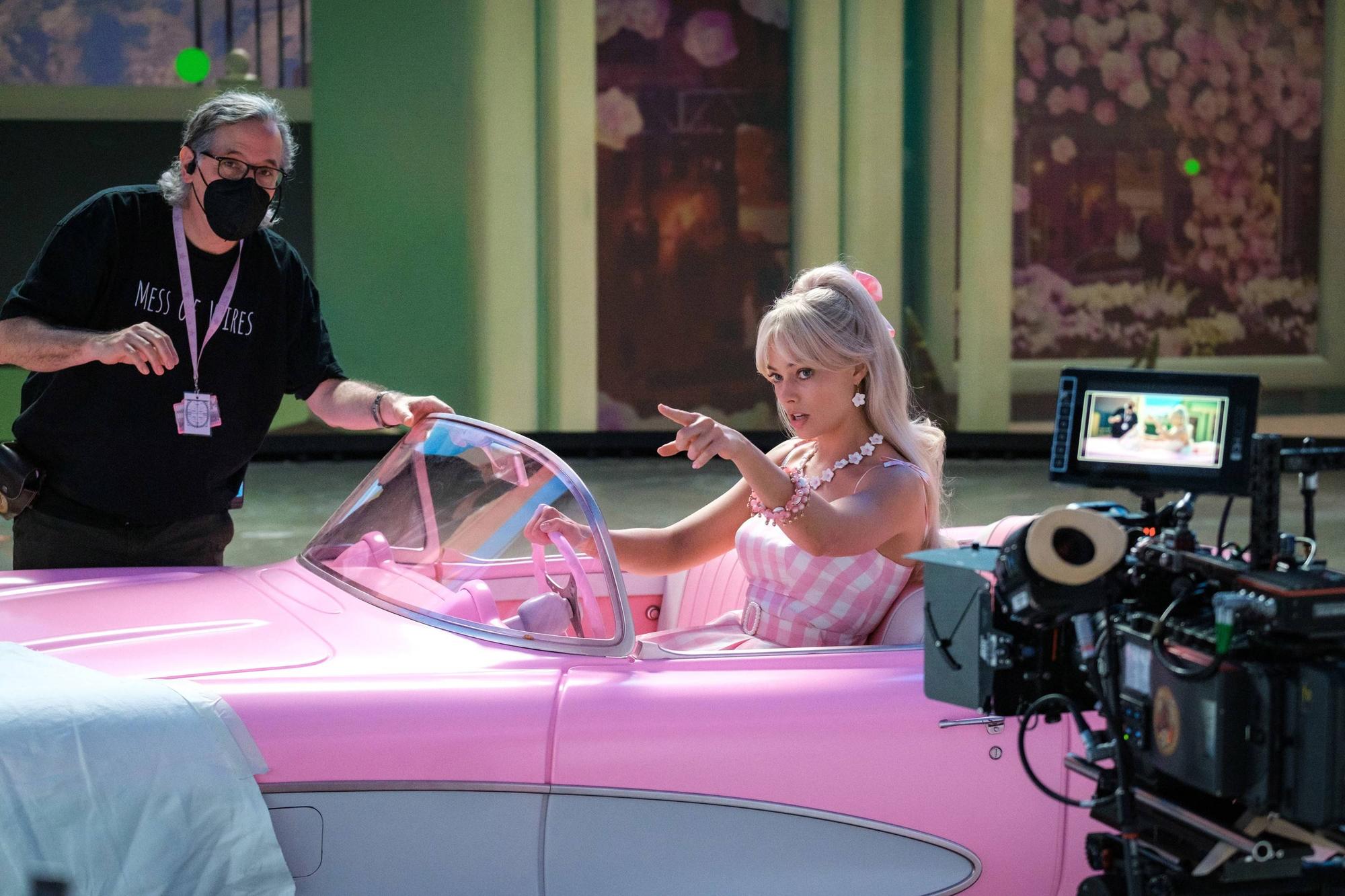 RECORD DATE NOT STATED BARBIE, from left: cinematographer Rodrigo Prieto, Margot Robbie, on set, 2023. ph: Jaap Buitendijk / Warner Bos. / Courtesy Everett Collection PUBLICATIONxINxGERxSUIxAUTxONLY