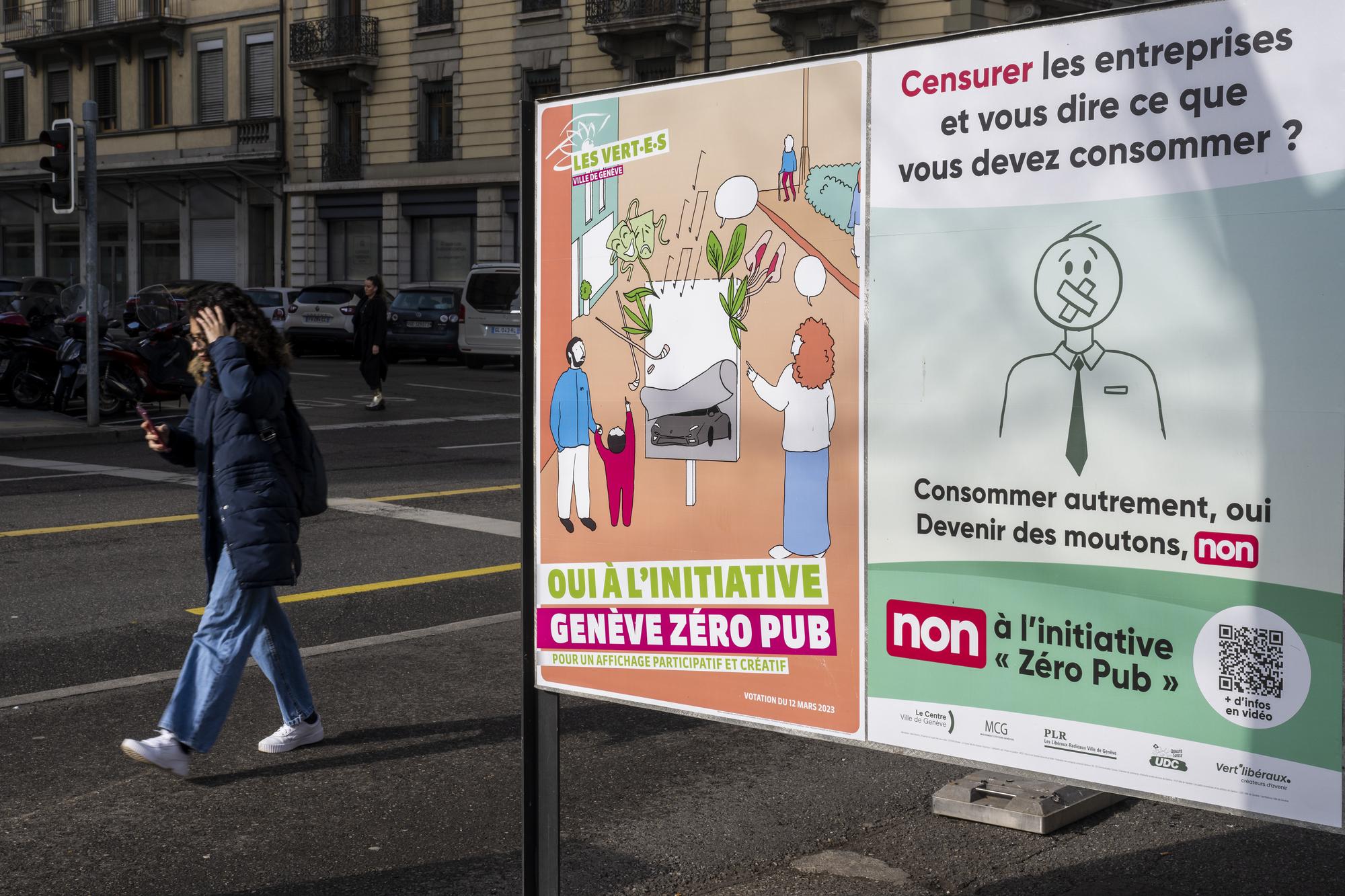 Une personne passe devant les affiches des partis politiques et des associations donnant leurs mots d'ordre pour les votations cantonale et communale en Ville de Geneve du 12 mars, ce jeudi 23 fevrier 2023 a Geneve. Les citoyens genevois se prononceront sur trois objets, votations cantonale, sur l'initiative populaire 179 "Contre le virus des inegalites...Resistons ! Supprimons les privileges fiscaux des gros actionnaires" ?, et deux sujet en votations communale en ville de Geneve: L'initiative populaire municipale IN-6 "Geneve zero pub liberons nos rues de la publicite commerciale " ? Et la deliberation du Conseil municipal de la commune de Geneve, approuvant le projet de plan localise (PLQ) de quartier prevoyant la construction de logements a la rue de Bourgogne, lors des votations du 12 mars. (KEYSTONE/Martial Trezzini)