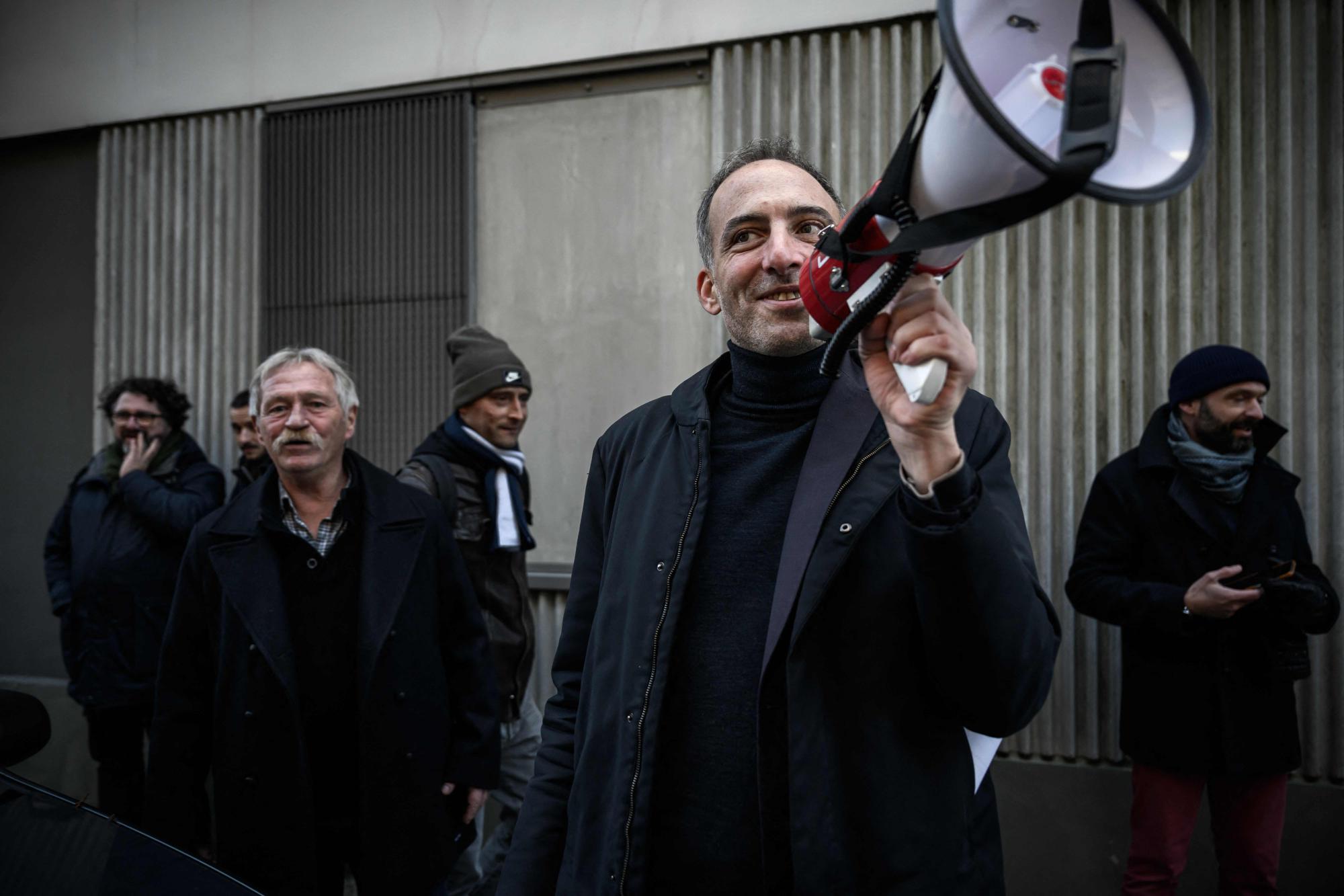 'Place publique' member and MEP Raphael Glucksmann (R) stands by former European MP, farmer and alter-globalization activist Jose Bove (L) as he addresses supporters in the street before a public meeting in Bordeaux, southwestern France, on January 20, 2024. (Photo by Philippe LOPEZ / AFP)