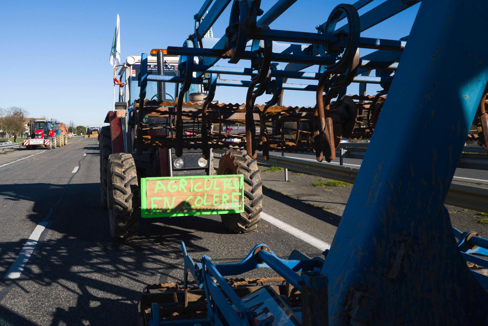 L'autoroute A64 est bloquée depuis le jeudi 18 janvier au sud de Toulouse par des agriculteurs en colère.