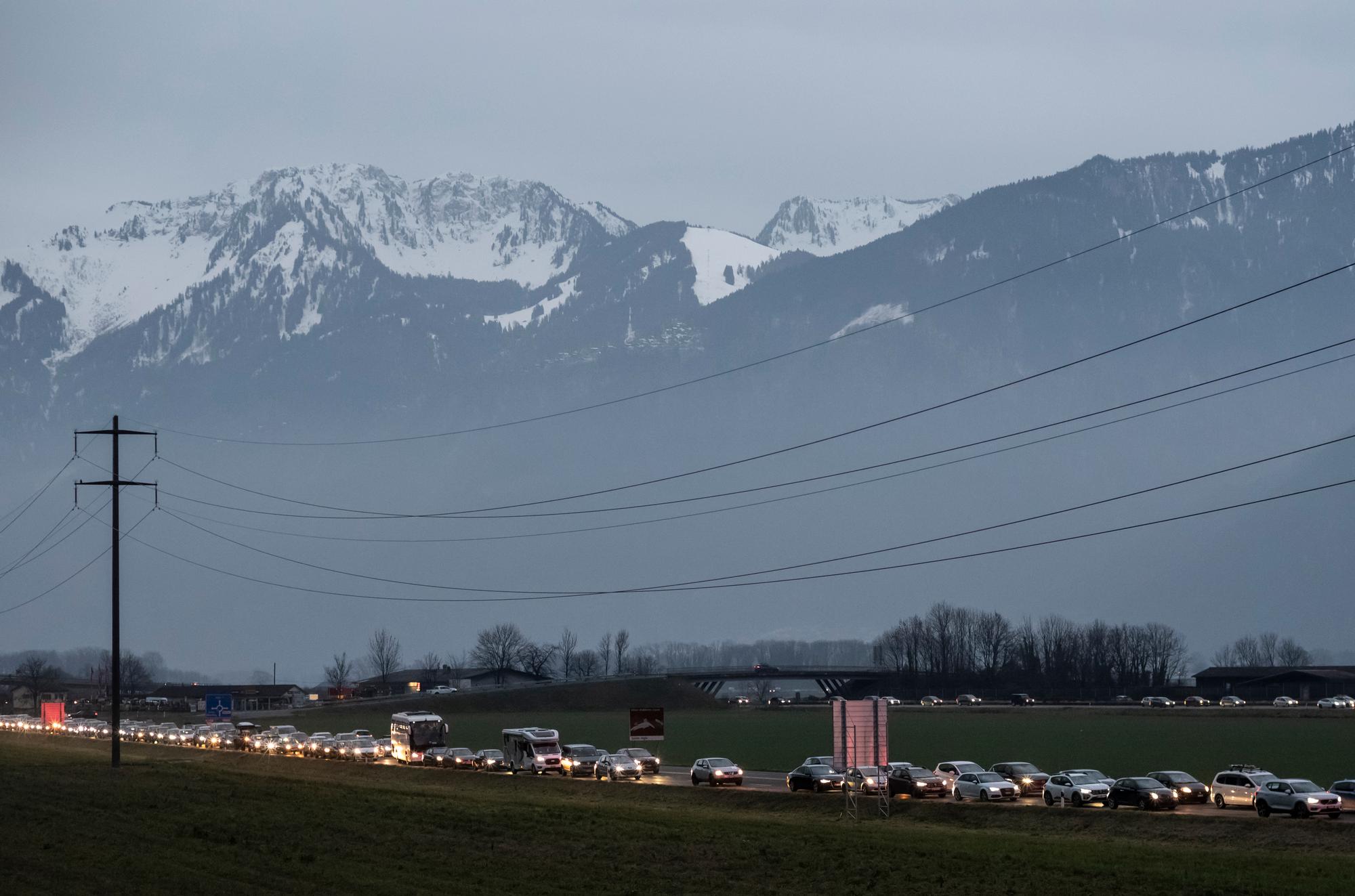 Die Autos der Weekendtouristen, die zurueck in Richtung Genfersee und Deutschschweiz fahren, stauen sich in langen Kolonnen auf der Autobahn und der Kantonsstrasse im Chablais bei Villeneuve VD, am Sonntagabend, 14. Januar 2024 in Villeneuve. (KEYSTONE/Alessandro della Valle)
