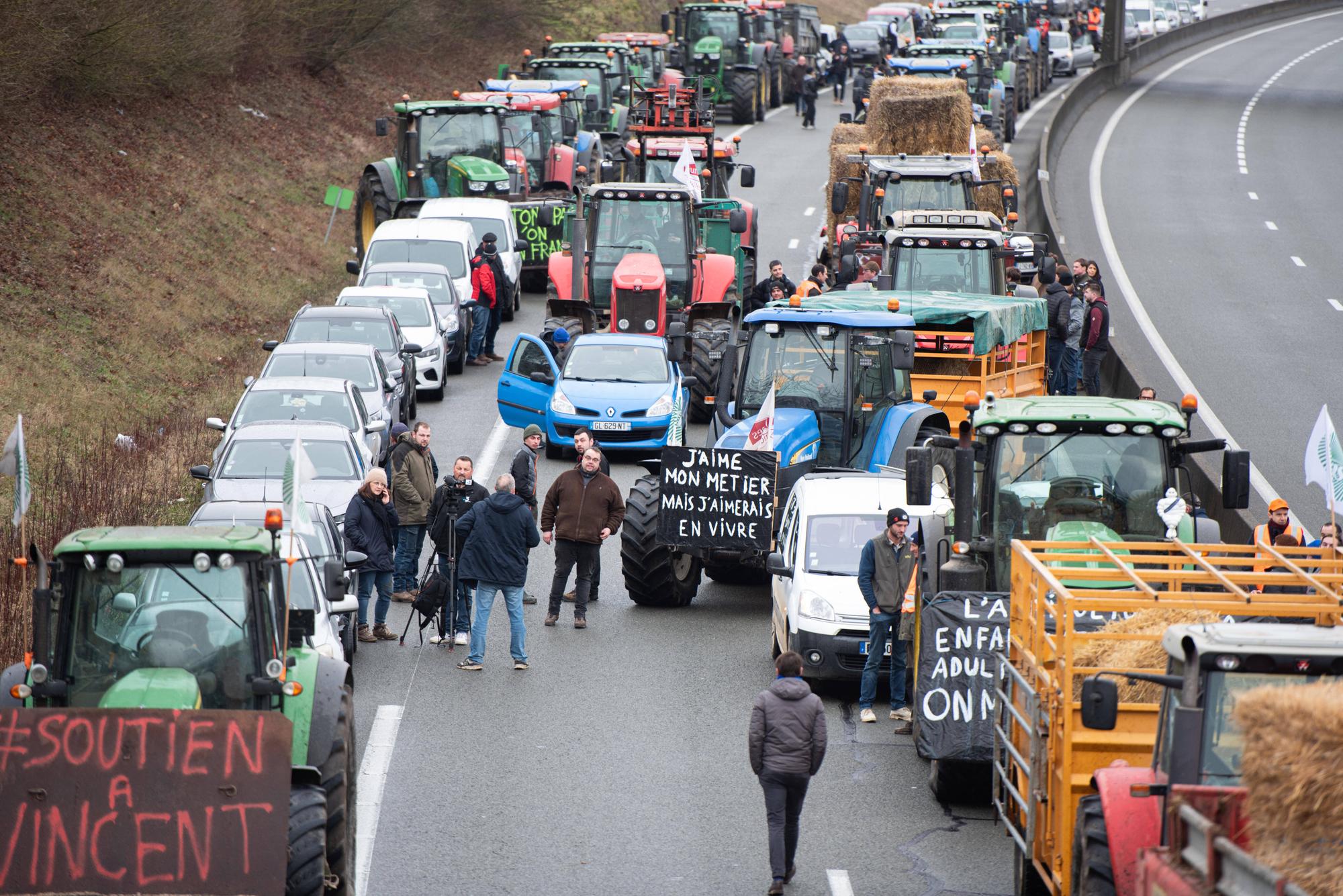 Le blocage de l'autoroute A16 à Beauvais.