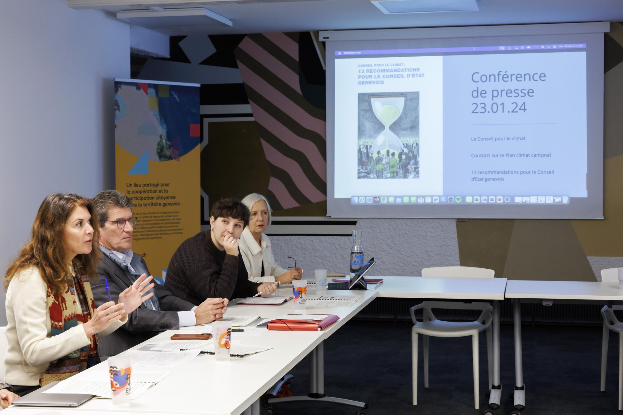 Sophie Swaton, gauche, presidente du Conseil pour le climat, accompagnee des membres du Conseil pour le climat Patrick Odier, 2e gauche, Marion Lanci, 2e droite, et Manuela Cattani, droite, presente le rapport du Conseil pour le climat lors d'une conference de presse, ce mardi 23 janvier 2024 a Geneve. Instaure a Geneve pour evaluer le Plan climat cantonal et compose de representants de la societe civile, le Conseil pour le climat estime que des efforts importants doivent encore etre accomplis pour que le canton parvienne a la neutralite carbone en 2050, comme il se l'est fixe. Cet objectif est inatteignable en l'etat, souligne l'instance de consultation dans un rapport publie mardi. (KEYSTONE/Salvatore Di Nolfi)