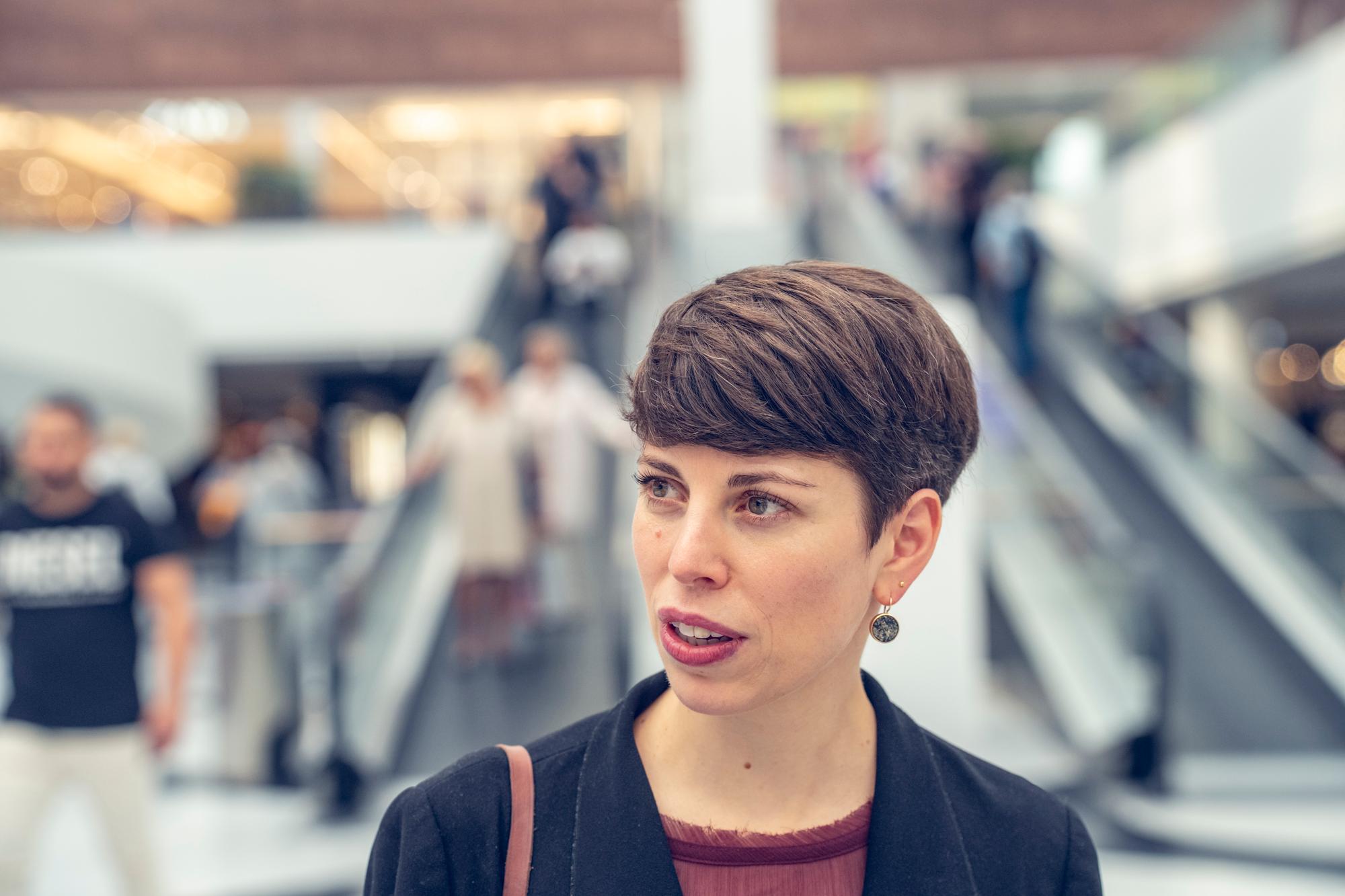 Lisa Mazzone à la rencontre des genevois dans le Centre commercial de Balexert Pour une opération spéciale EF 2023 du Temps.  Vernier, le 30.08.2023 © David Wagnières