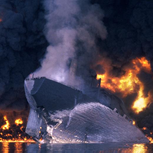 The burning Troodos oil tanker 'MT Haven' sinks off the coast of Genoa, April 1991. Six people were killed and 50,000 tonnes of crude oil poured into the Mediterranean. (Photo by Romano Cagnoni/Getty Images)