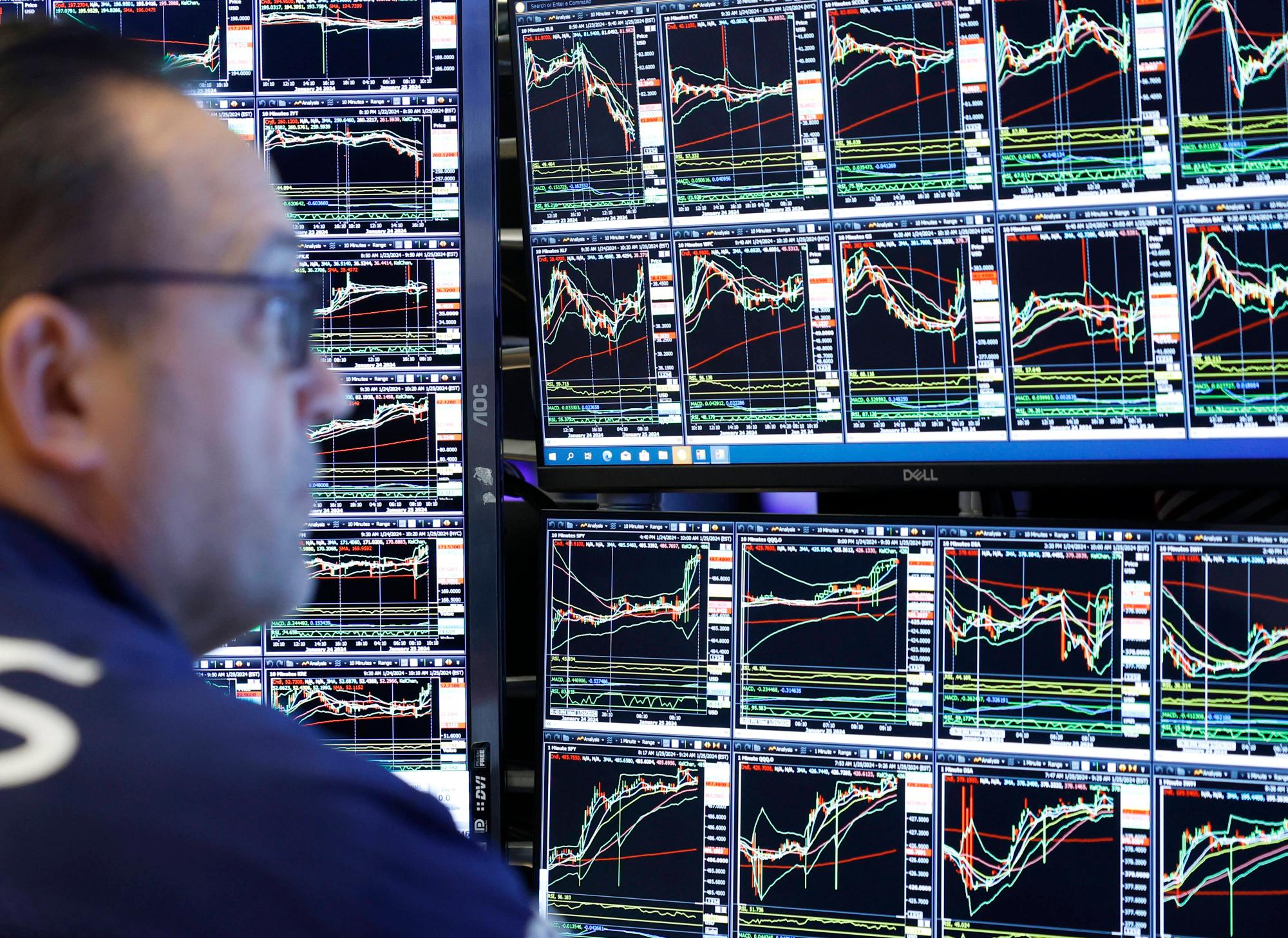 Traders work on the floor of the New York Stock Exchange NYSE on Wall Street in New York City on Thursday, January 25, 2024. A The government report earlier in the day released that the US economy grew faster than expected during the 4th quarter. PUBLICATIONxINxGERxSUIxAUTxHUNxONLY NYP20240125104 JohnxAngelillo