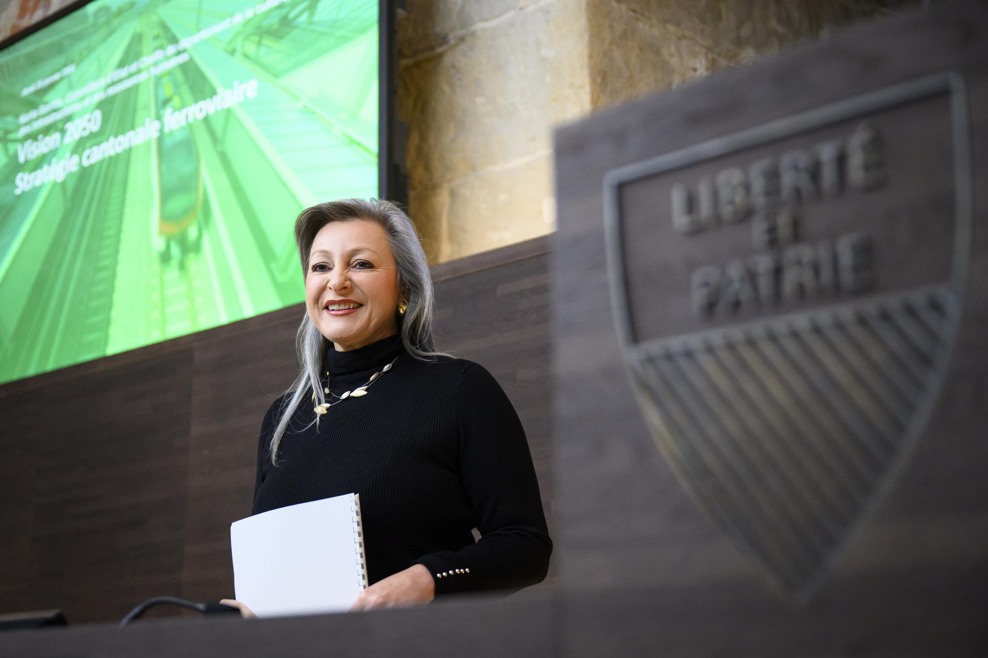 La conseillere d'Etat vaudoise Nuria Gorrite parle lors d'une conference de presse du canton de Vaud de presentation de sa strategie ferroviaire Vision 2050 ce jeudi 25 janvier 2024 a Lausanne. (KEYSTONE/Laurent Gillieron).
