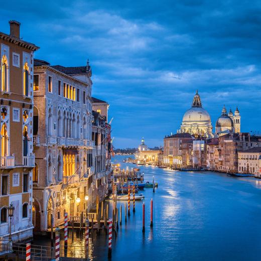 M5NX7W Classic view of famous Canal Grande with historic Basilica di Santa Maria della Salute in the background in twilight, Venice, Italy