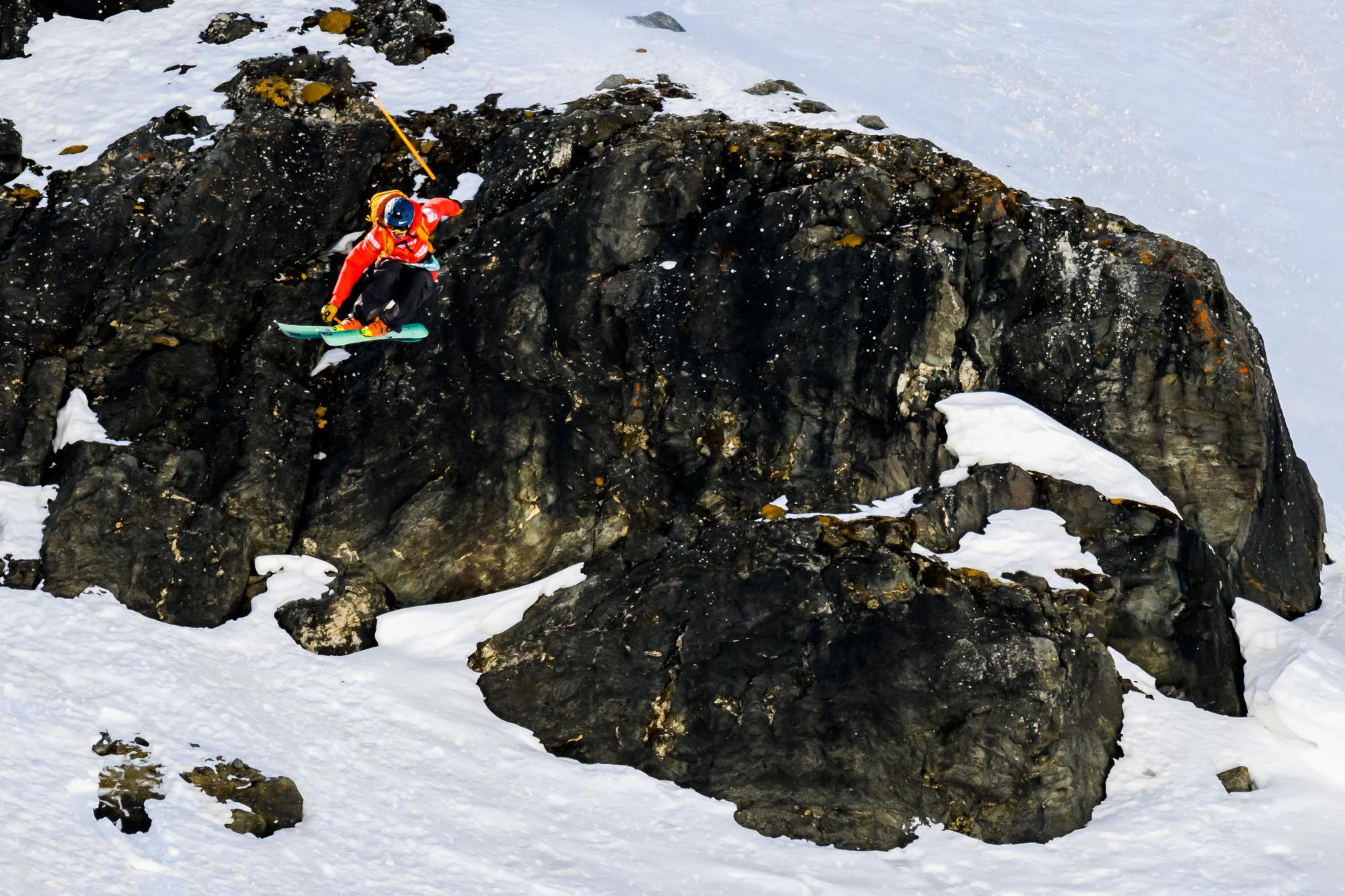 Andrew Pollard of the United States competes during the Verbier Xtreme Freeride World Tour (FWT) finals on the "Bec des Rosses" mountain above the alpine resort of Verbier, Switzerland, Saturday, March 26, 2022. (KEYSTONE/Jean-Christophe Bott)