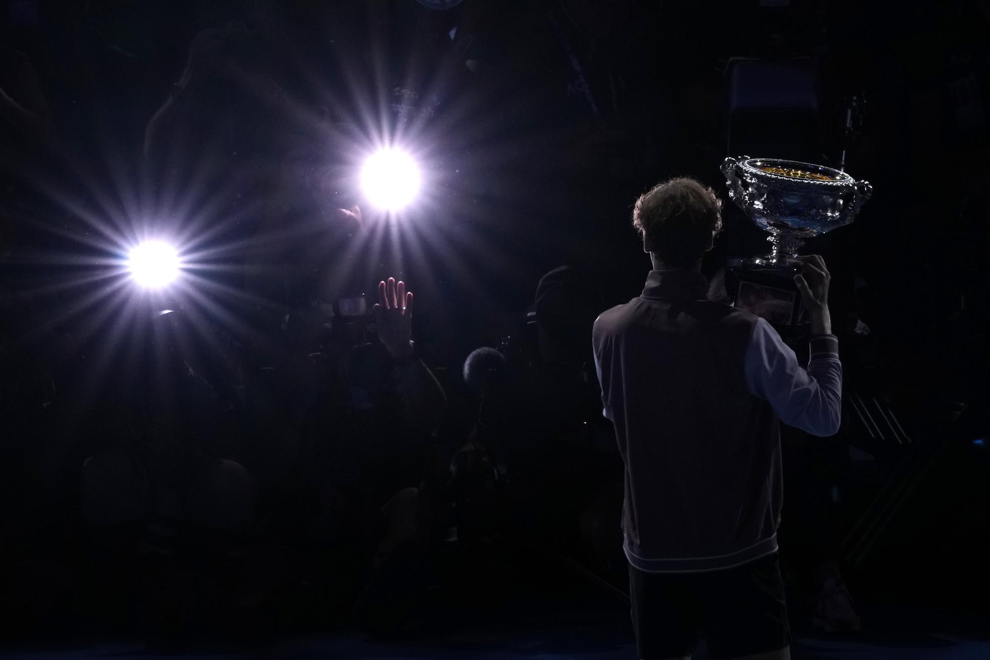 Jannik Sinner tenant la Norman Brookes Challenge Cup après sa victoire sur Daniil Medvedev en finale de l'Open d'Australie, le 28 janvier 2024 à Melbourne.