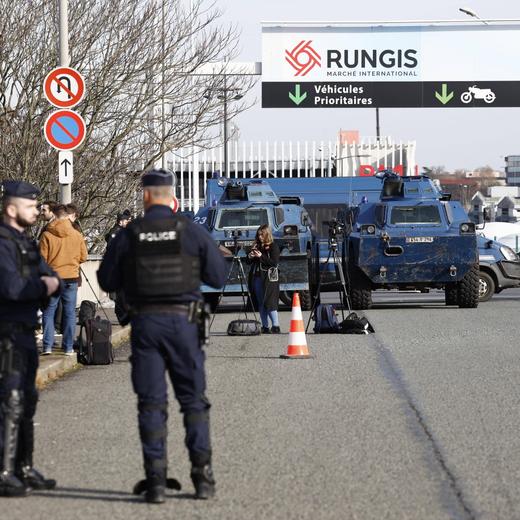 Gendarmes Stand Guard At Wholesale Market - Rungis Gendarmes stand next to gendarmerie armoured vehicles Berliet VXB-170 or VBRG Vehicule Blinde a Roues de la Gendarmerie at the entrance of the Rungis market, south of Paris, France on January 29, 2024, amid nationwide protests called by several farmers unions on pay, tax and regulations. Local branches of farmer unions FNSEA and Jeunes Agriculteurs announced on January 27, 2024, a siege of the capital for an indefinite period starting at 2 p.m. on January 29, 2024, as some farmers feel that the government s announcements in favor of the sector are insufficient. Photo by Raphael Lafargue/ABACAPRESS.COM Rungis France PUBLICATIONxNOTxINxFRAxESPxUKxUSAxBELxPOL Copyright: xLafarguexRaphael/ABACAx