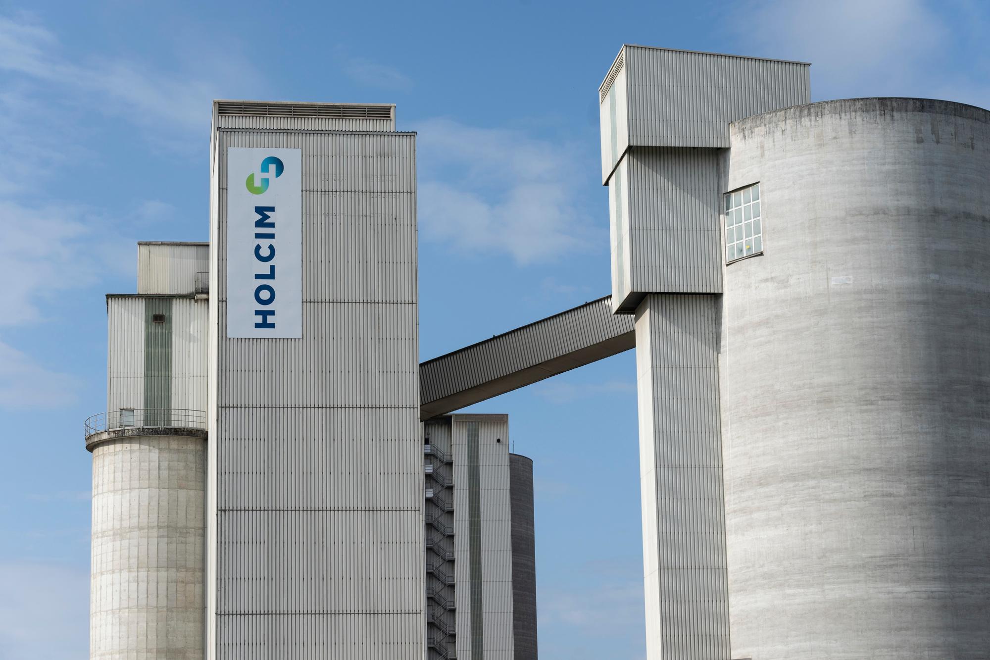 Das Holcim-Logo auf dem Zementwerk des Holcim-Standorts Siggenthal, fotografiert am Montag, 3. Juli 2023 in Wuerenlingen. (KEYSTONE/Gaetan Bally)