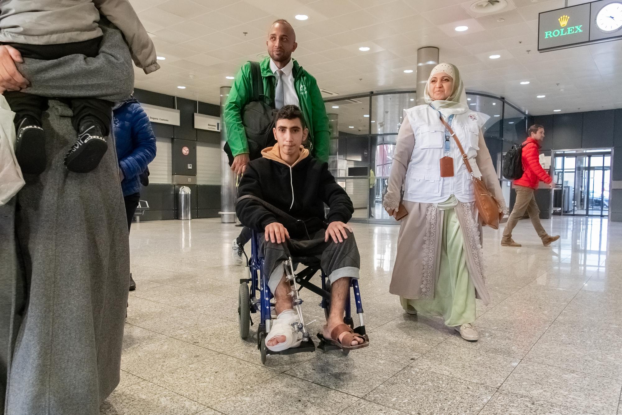 Arrivée d'un vol sanitaire volant du Caire à Genève et transportant quatre enfants gazaouis (âgés de 14 mois à 17 ans) et trois mamans, à l'initiative du Docteur Raouf Salti, de l'association "Children's Rights for Healthcare".