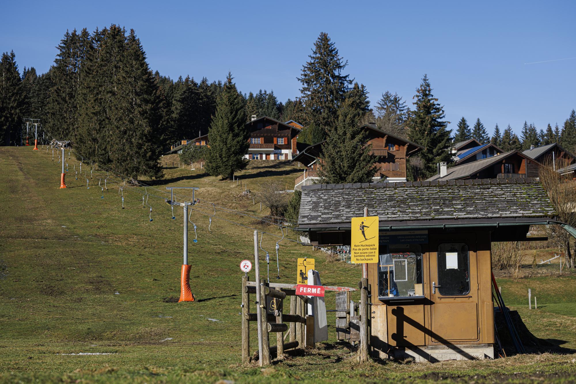 Un teleski ferme en raison du manque de neige est photographie sur le domaine skiable de basse altitude des Paccots, ce dimanche 28 janvier 2024 aux Paccots. (KEYSTONE/Valentin Flauraud)