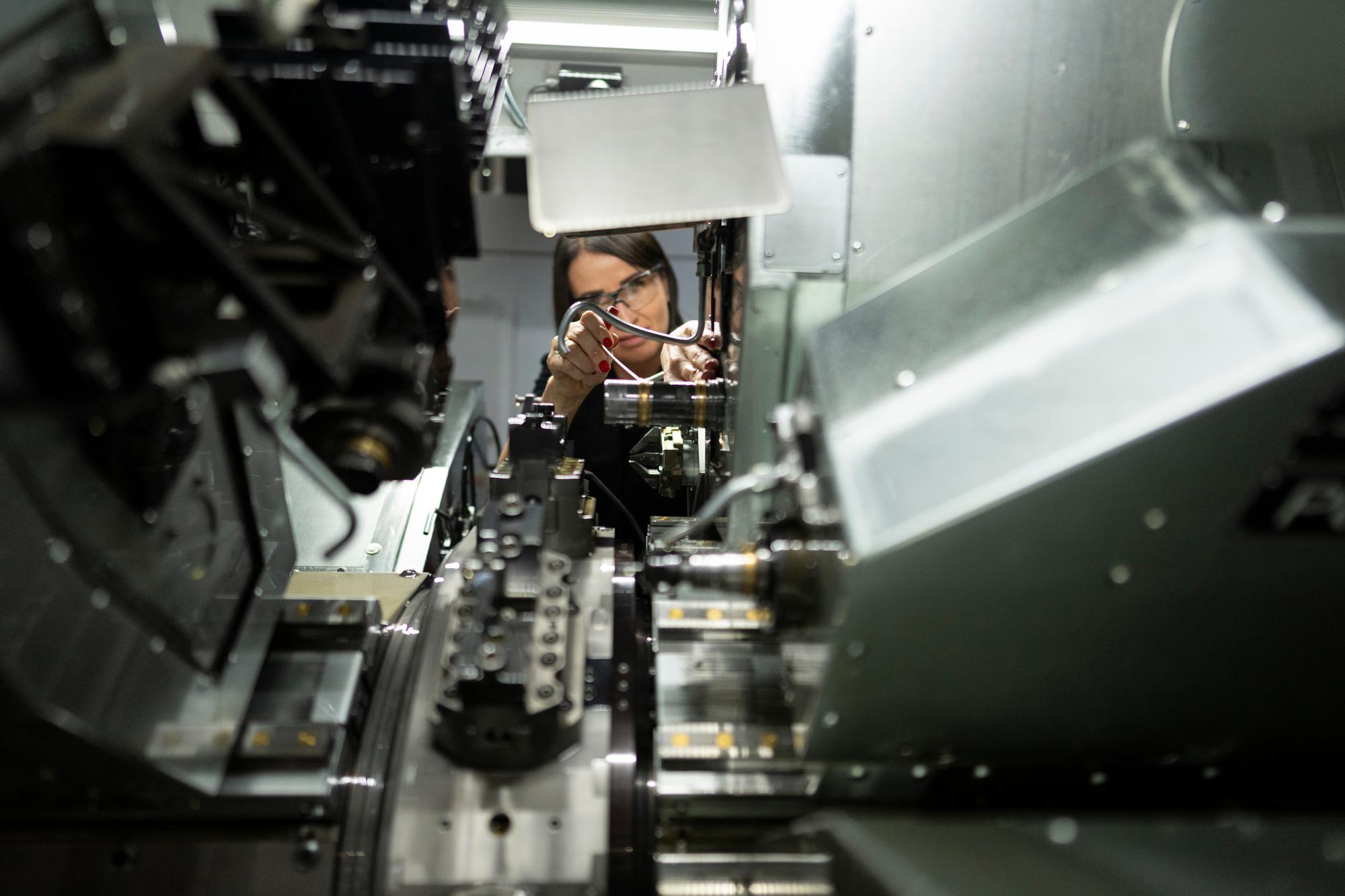 Une employée de l'entreprise saint-galloise SFS dévisse une pièce de fraiseuse, le 9 octobre 2023, à Heerbrugg.